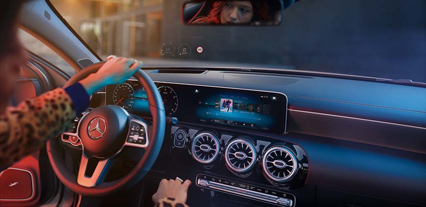 Mercedes-Benz A-Klasse Kompaktlimousine Multimediasystem und Lenkrad