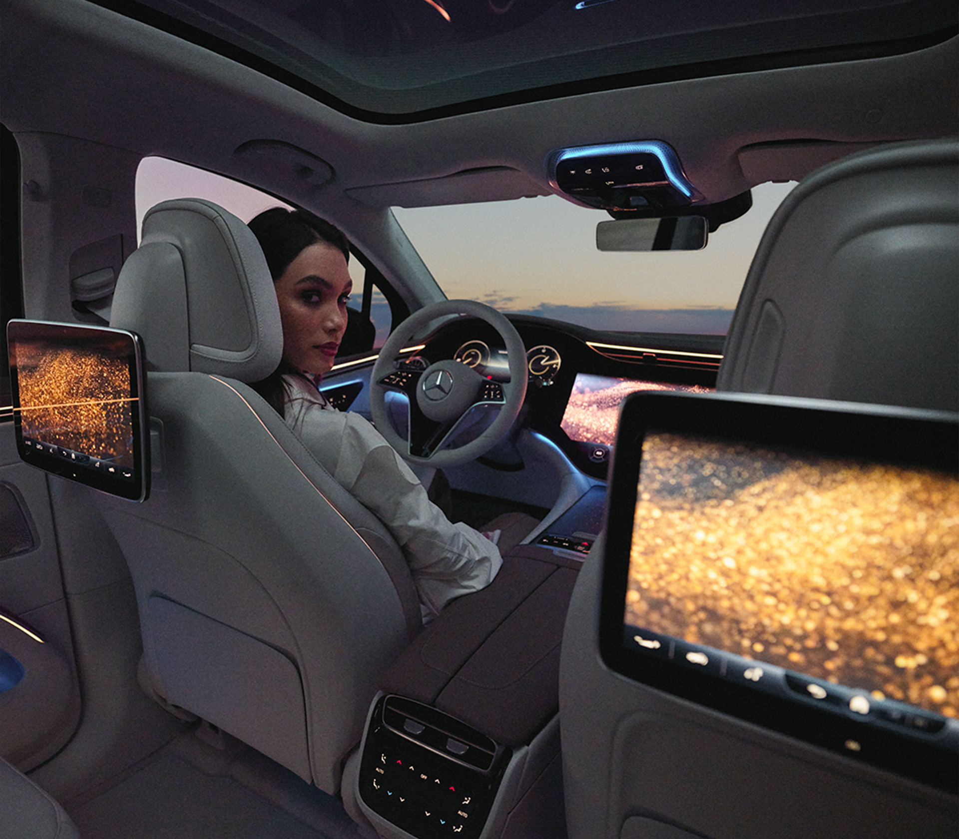 Mercedes-Benz EQS SUV Bildschirme auf der Rückbank