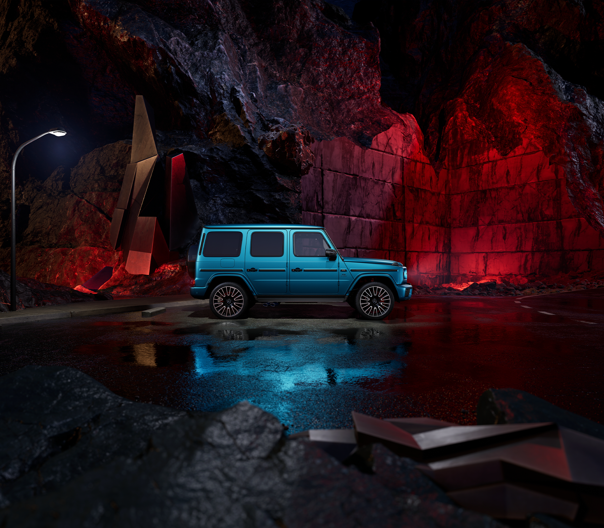 Seitliche Ansicht einer Mercedes-Benz G-Klasse in auffälligem Blau, inszeniert vor dramatischer Felskulisse mit roter Beleuchtung und nasser Fahrbahn.
