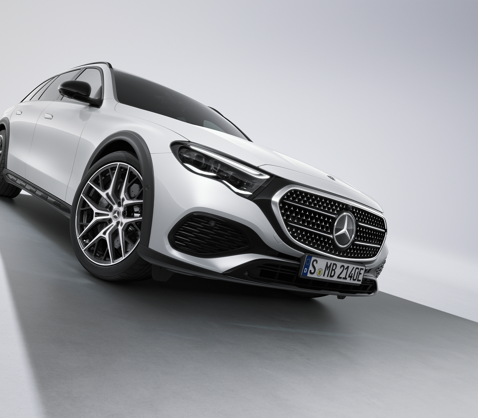 Mercedes-Benz E-Klasse All Terrain in Weiß in Studioumgebung.