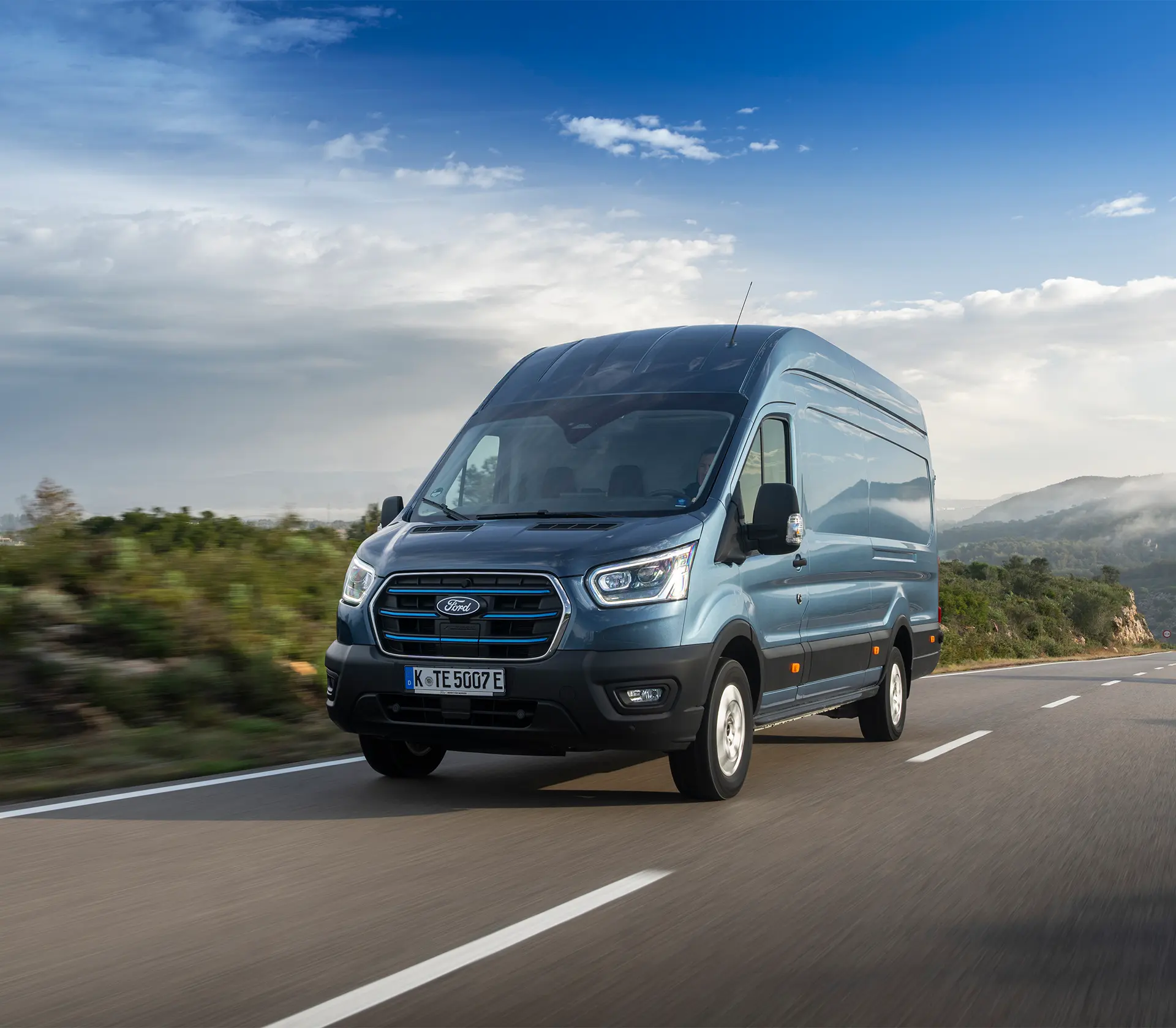 ein blauer E-Transit fährt auf der Autobahn frontansicht