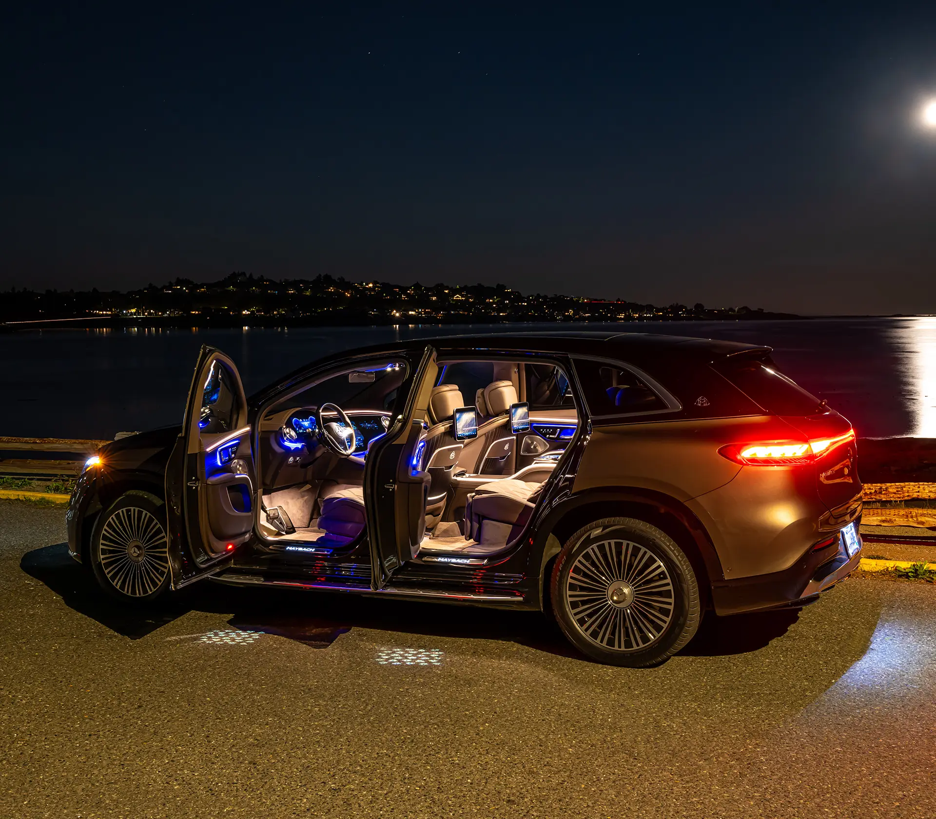 Mercedes-Maybach EQS SUV Seitenansicht im Dunklen, wodurch die Ambientebeleuchtung zur Geltung kommt