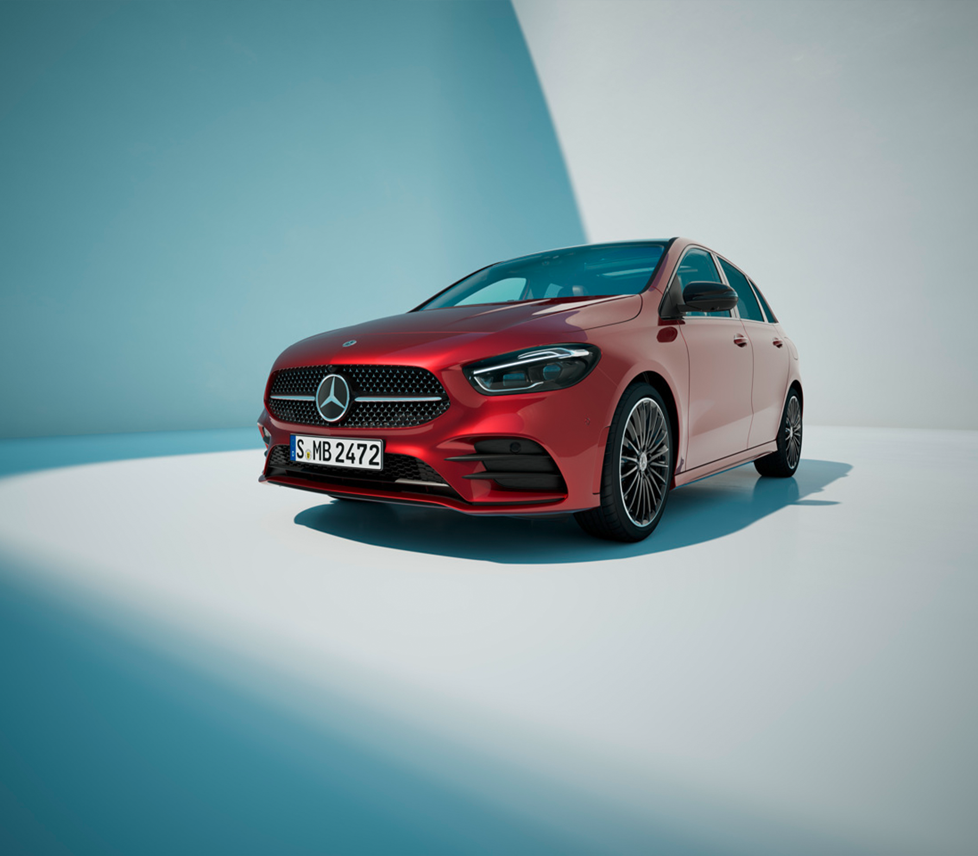 Mercedes-Benz B-Klasse in Rot in Studienumgebung mit Schattenspiel.