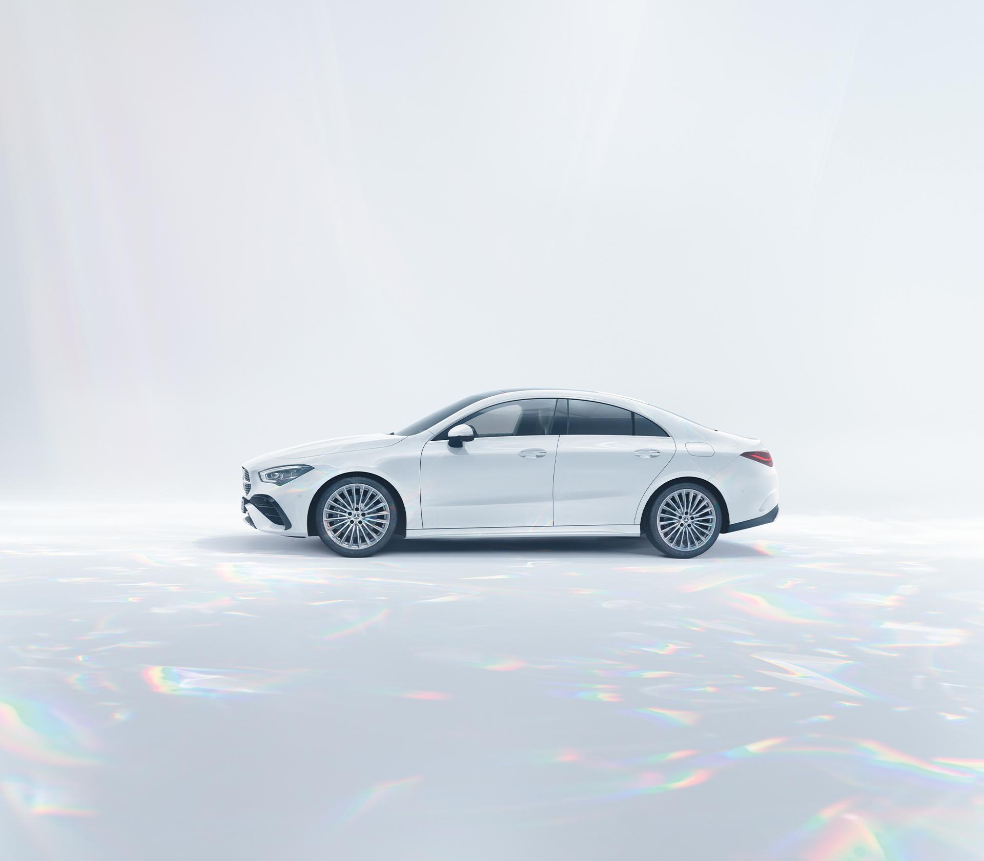 Mercedes-Benz CLA in weiß in Studioumgebung