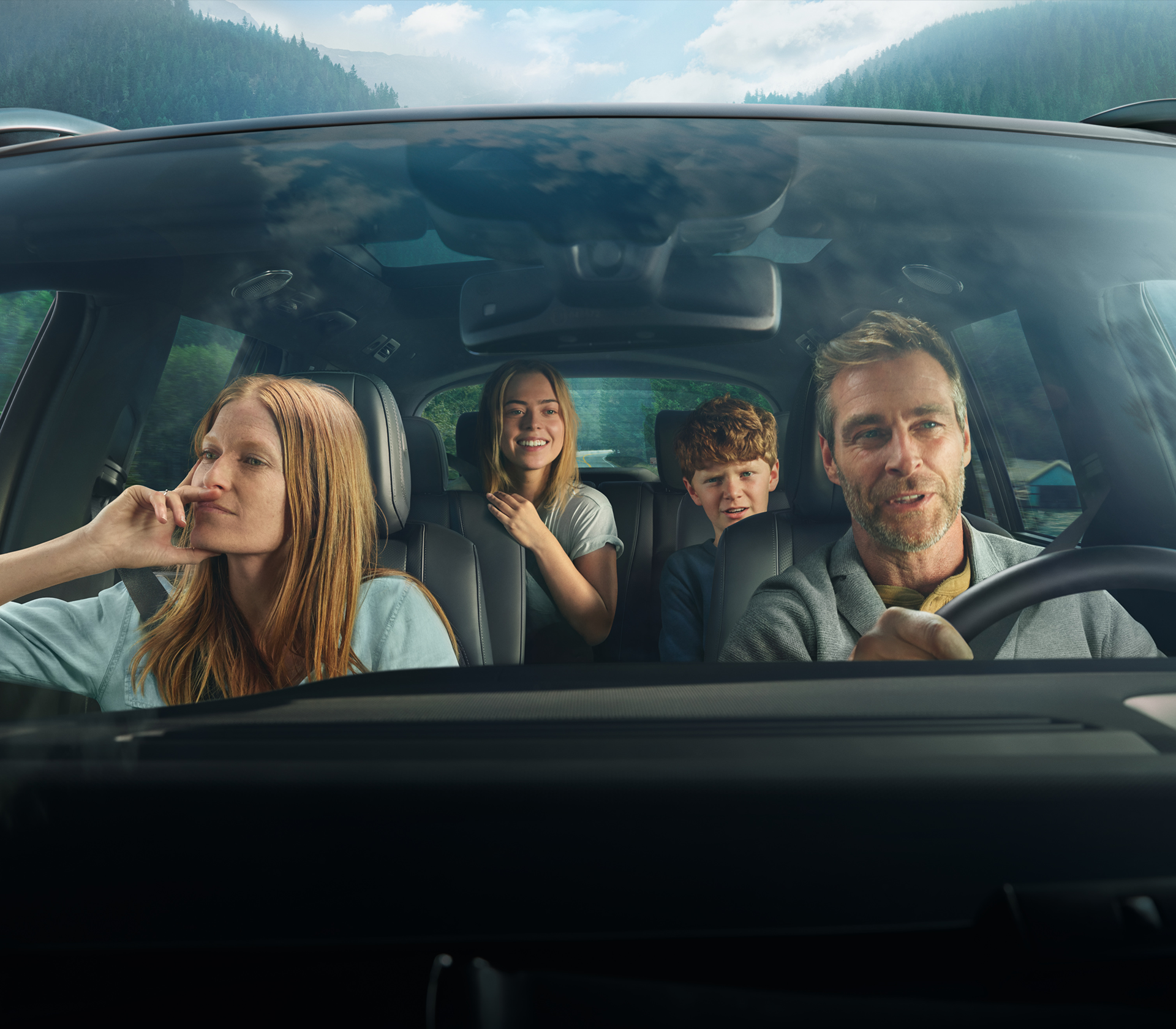 Mercedes-Benz GLS eine Familie sitzt im Auto und man sieht die durch die Windschutzscheibe