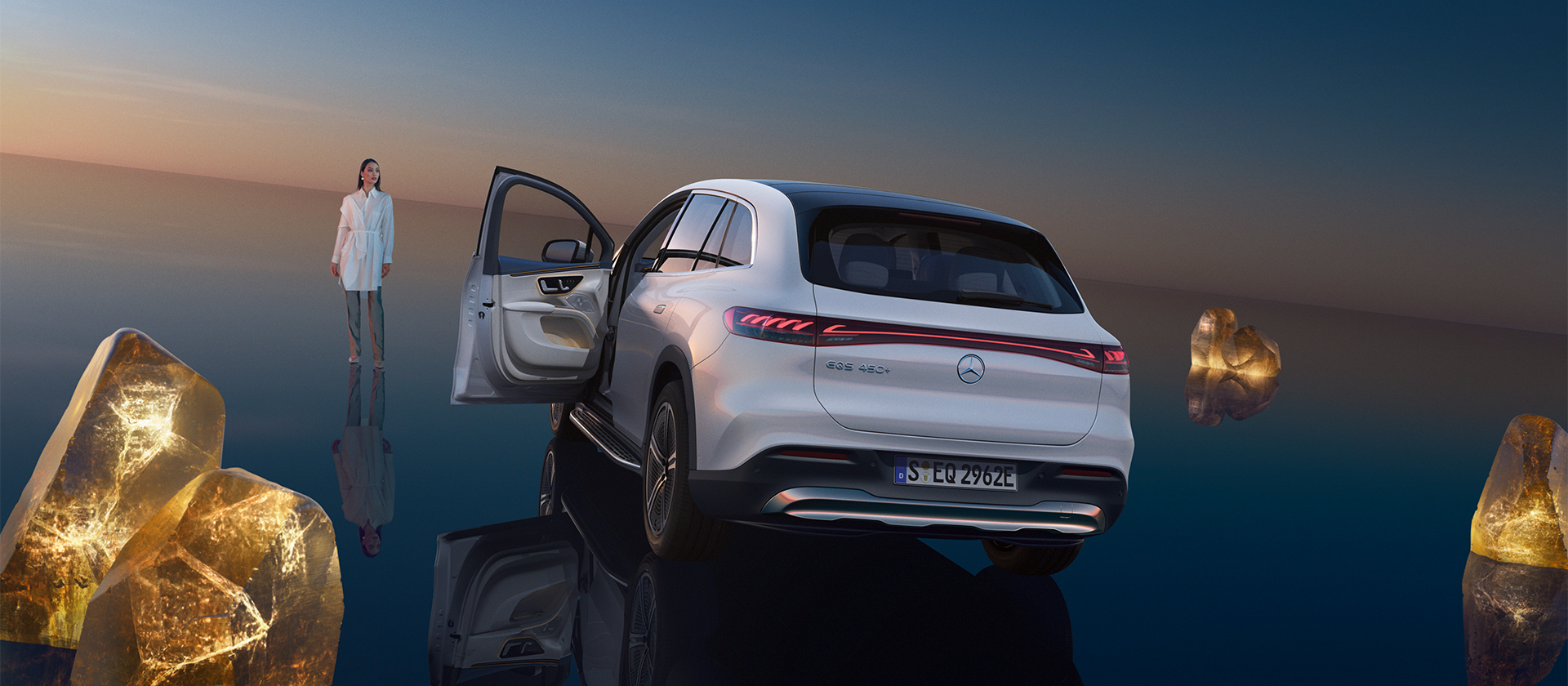 Mercedes-Benz EQS SUV in weiß, Heckansicht mit offener Tür