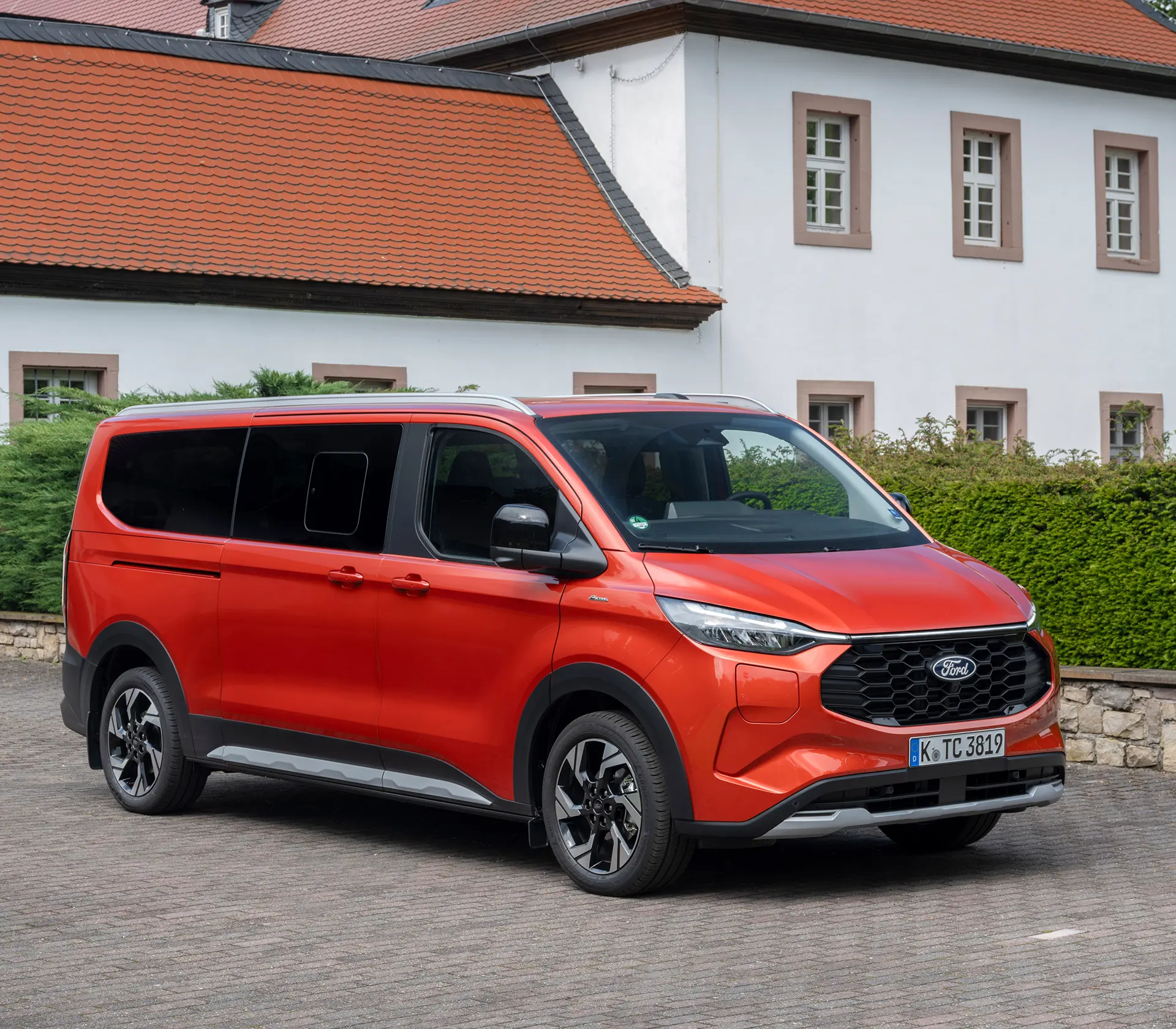 seitliche Frontansicht auf roten Ford Tourneo-Custom