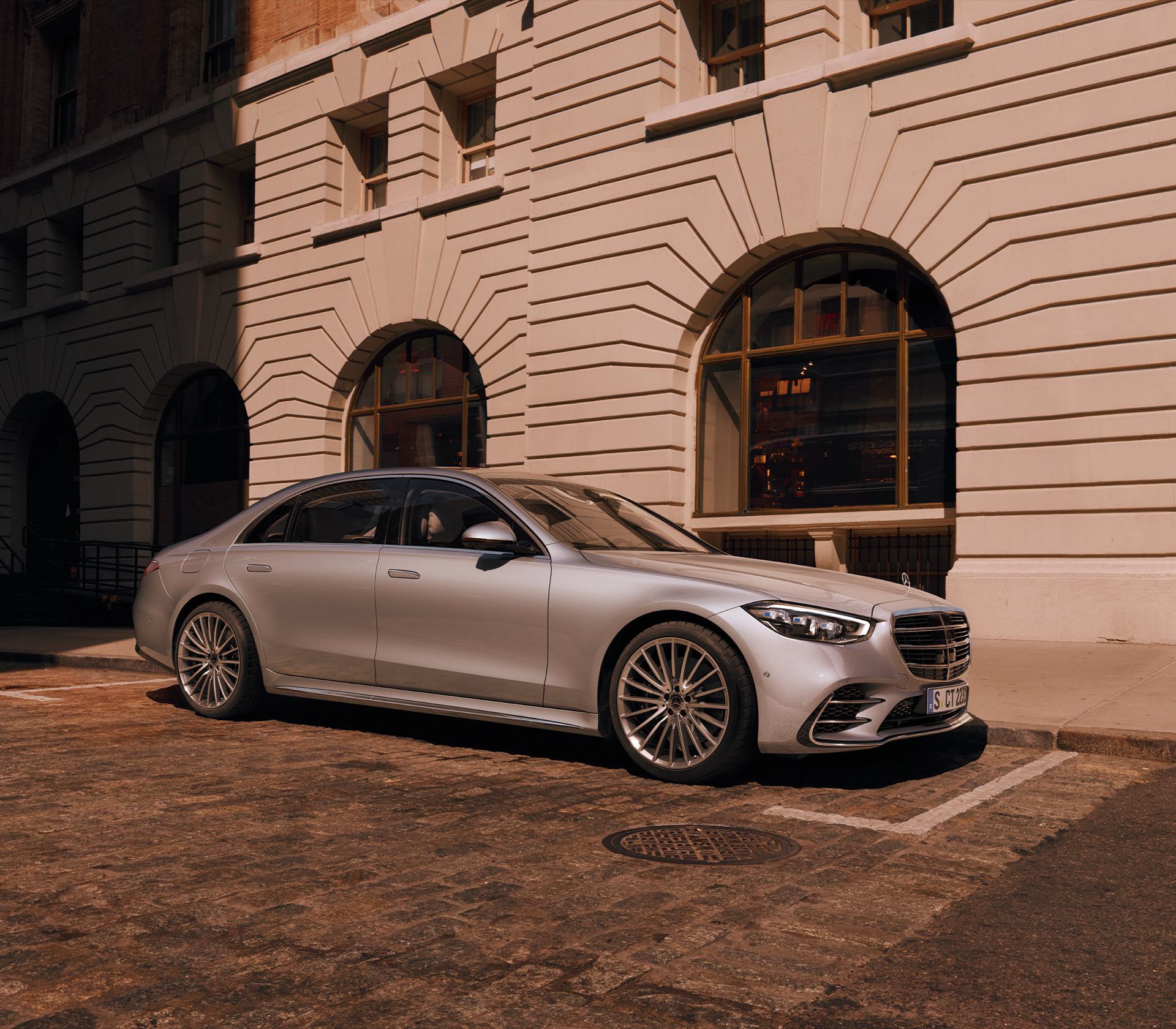 Mercedes-Benz S-Klasse grau von der Seite