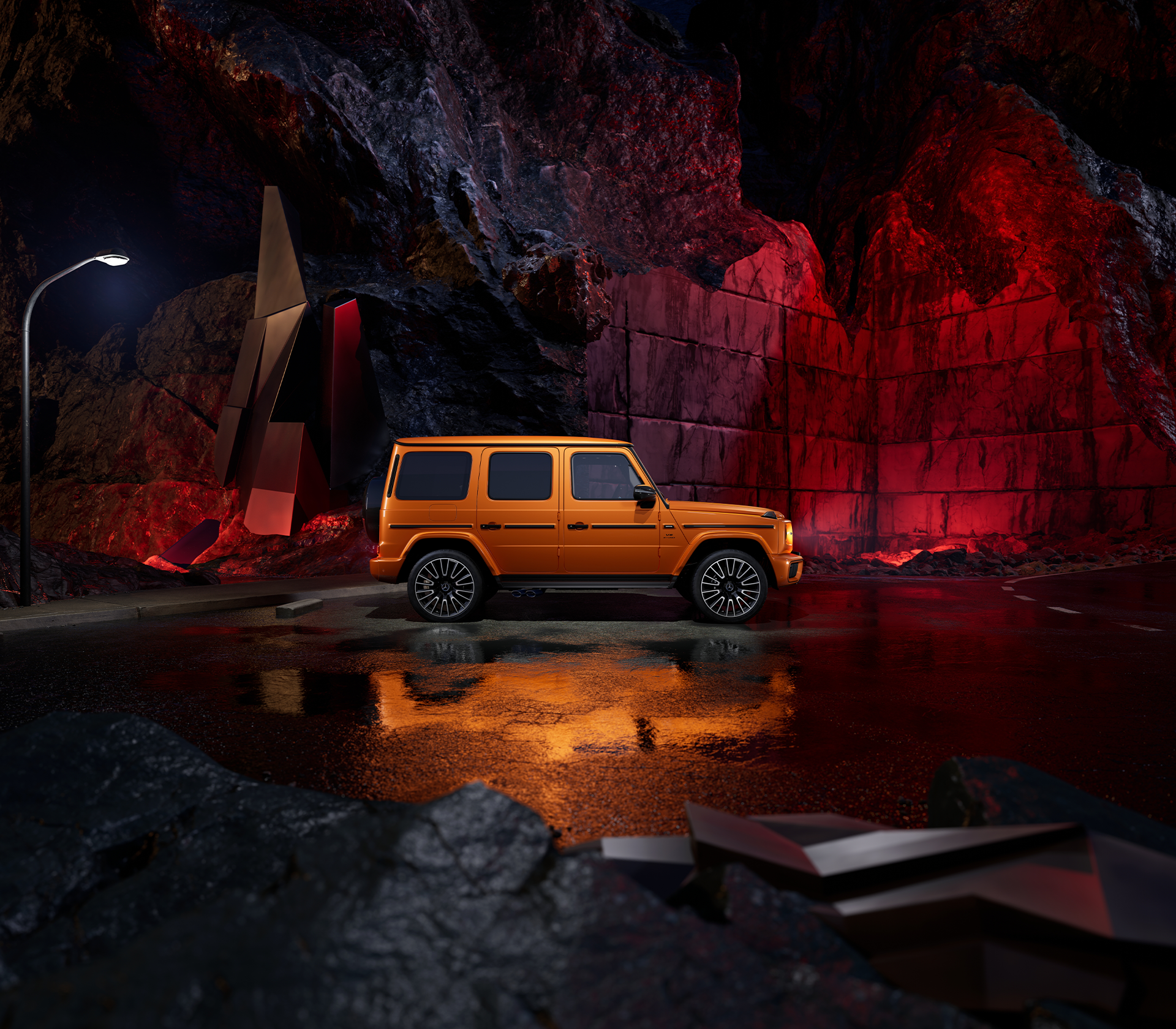 Seitliche Ansicht einer Mercedes-Benz G-Klasse in auffälligem Orange, inszeniert vor dramatischer Felskulisse mit roter Beleuchtung und nasser Fahrbahn.