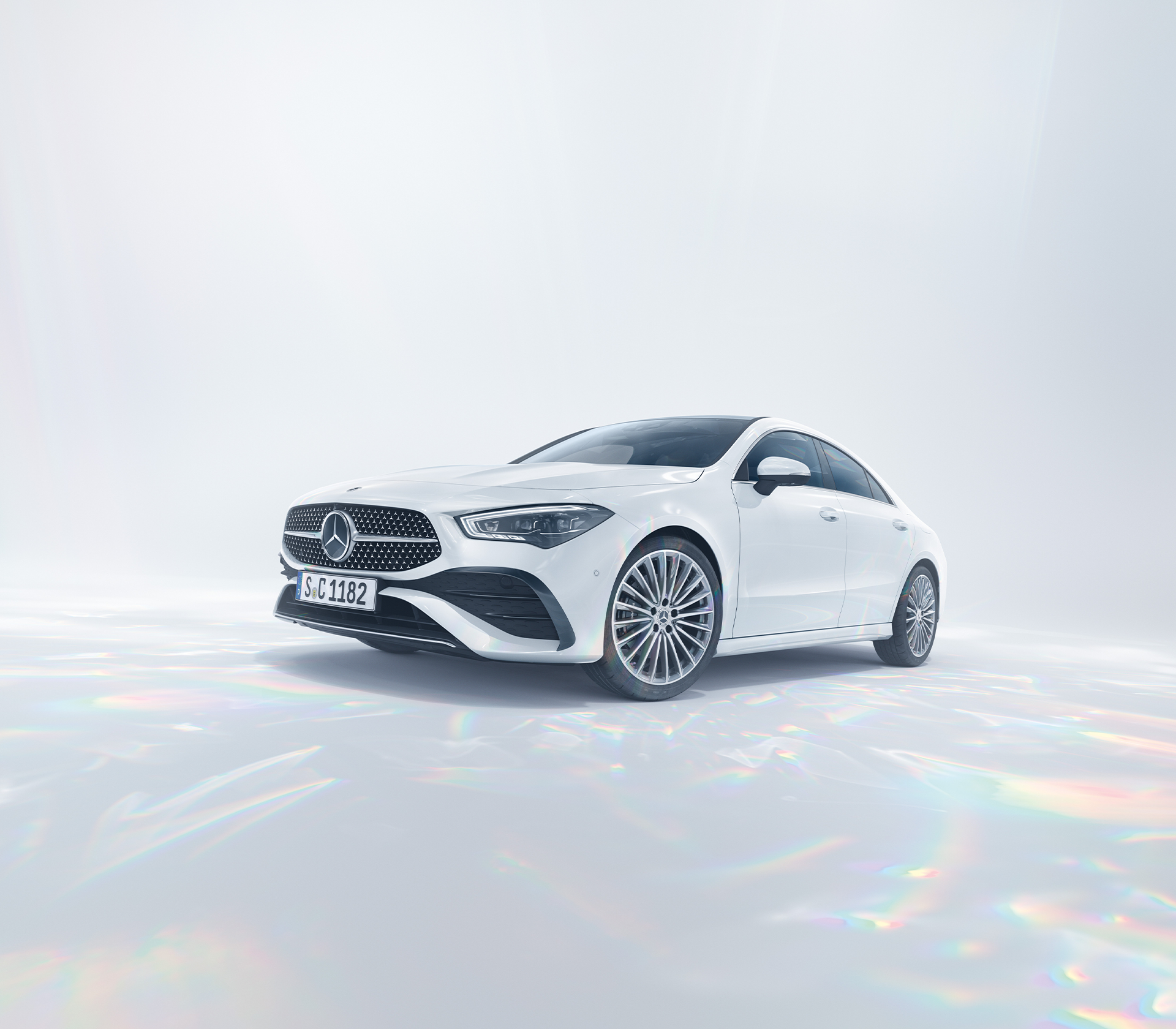 Mercedes-Benz CLA in weiß in Studioumgebung Frontansciht