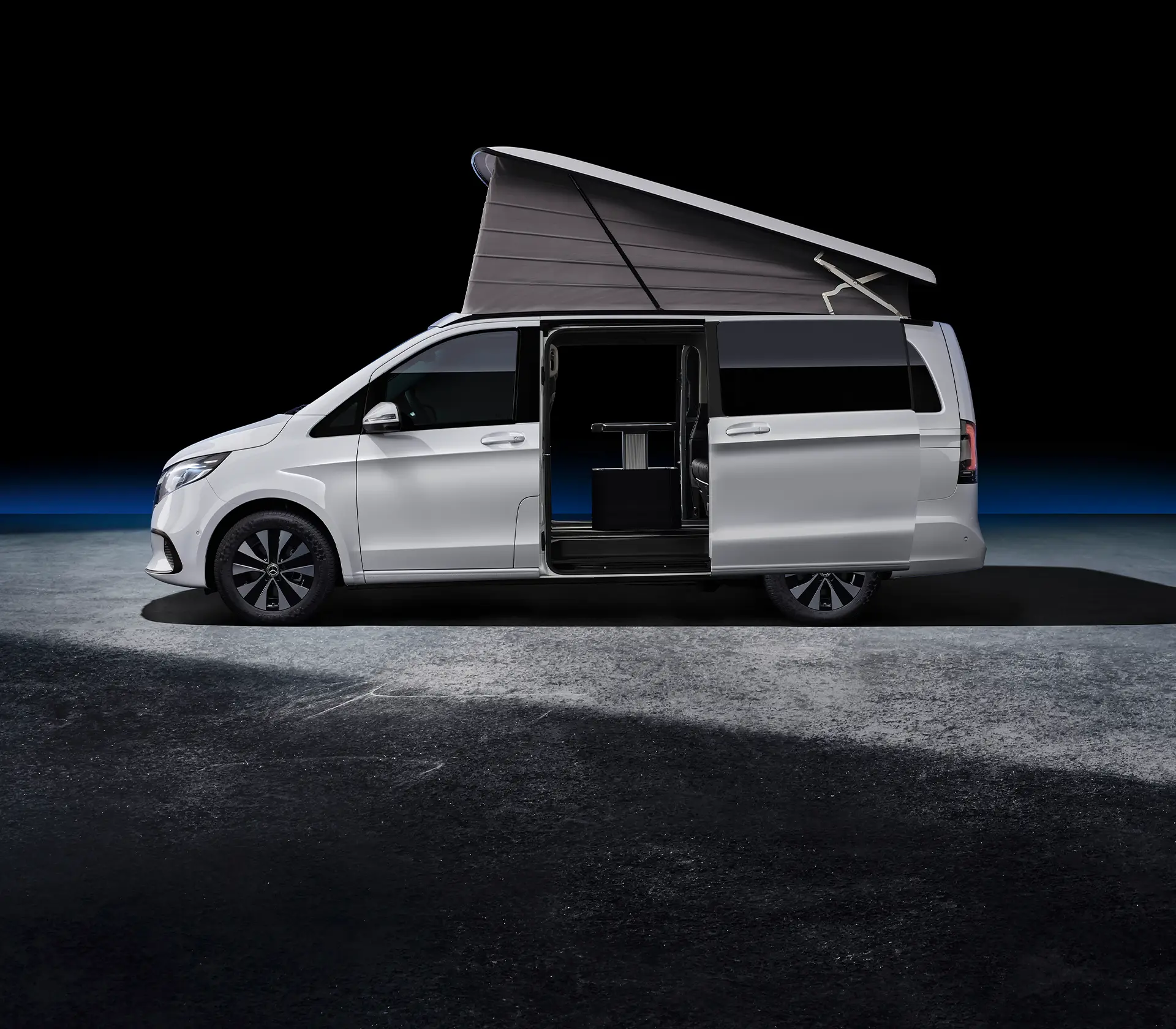 Mercedes-Benz V-Klasse-MP-HORIZON Seitenansicht mit aufgestelltem Dach und offener Schiebetür