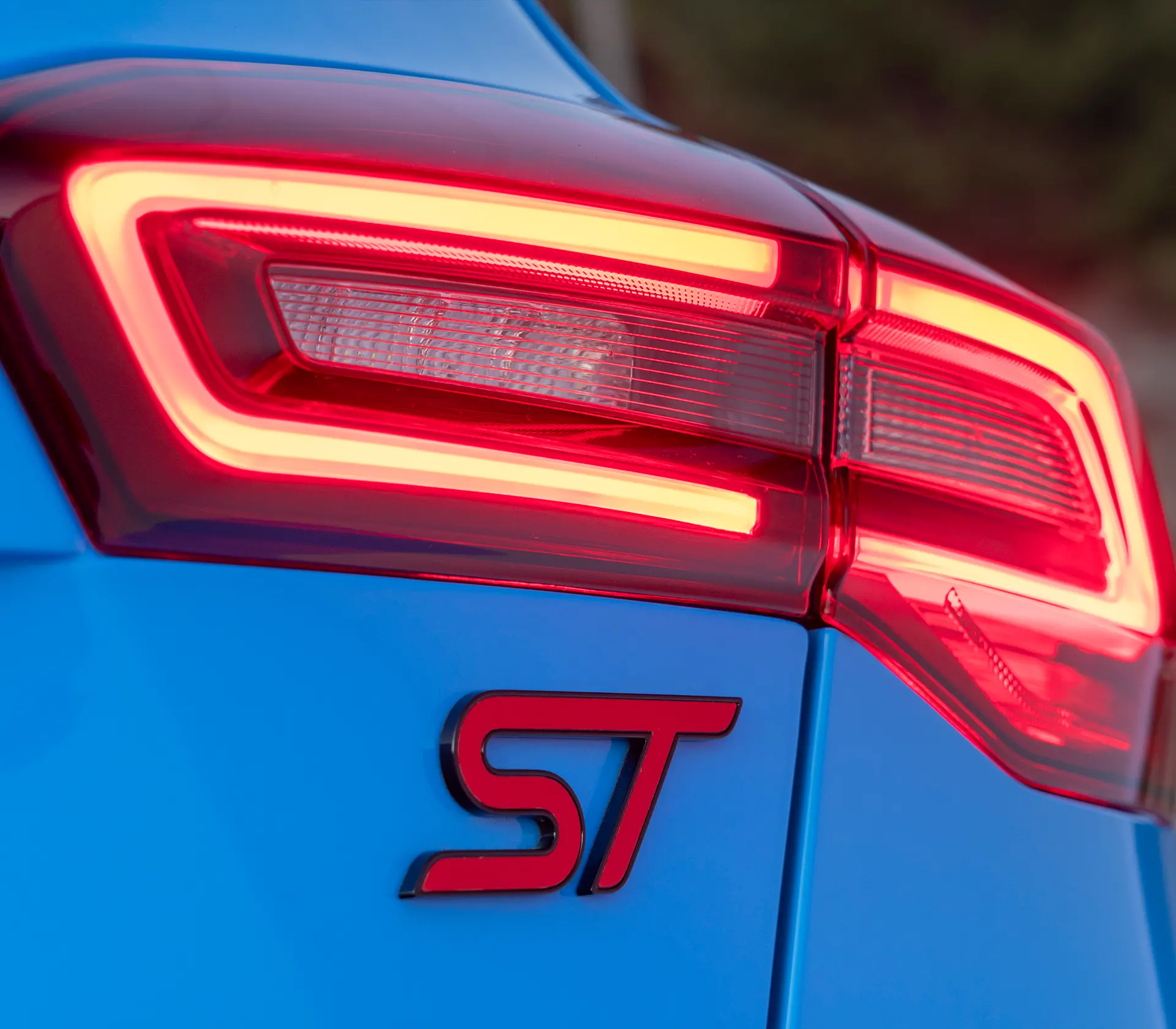 Rückleuchte von einem blauen Focus ST mit ST Logo