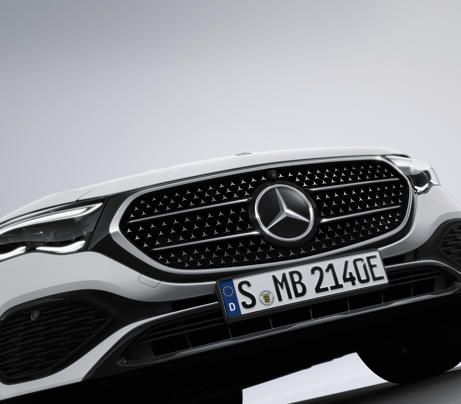 Mercedes-Benz E-Klasse All Terrain in Weiß in Studioumgebung.