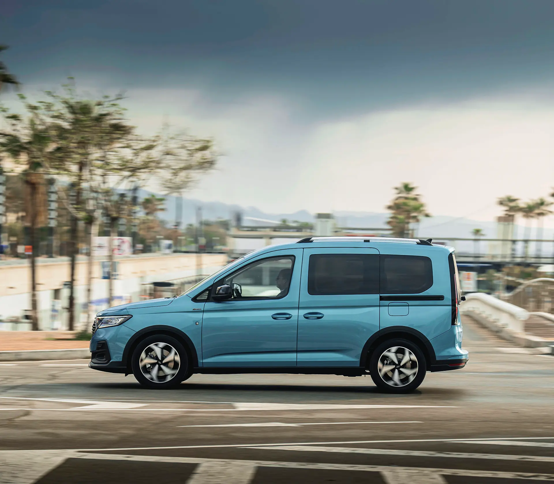 seitliche Ansicht vom Ford Tourneo-Connect der auf der Straße fährt