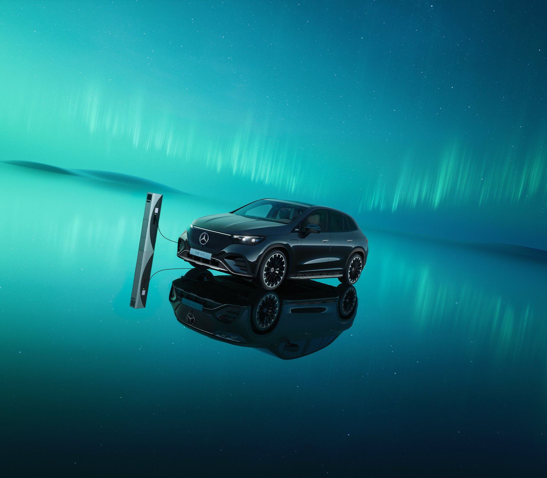 Mercedes-Benz EQE SUV in einer Umgebung mit Polarlichtern Auto von der Seite, Ladevorgang