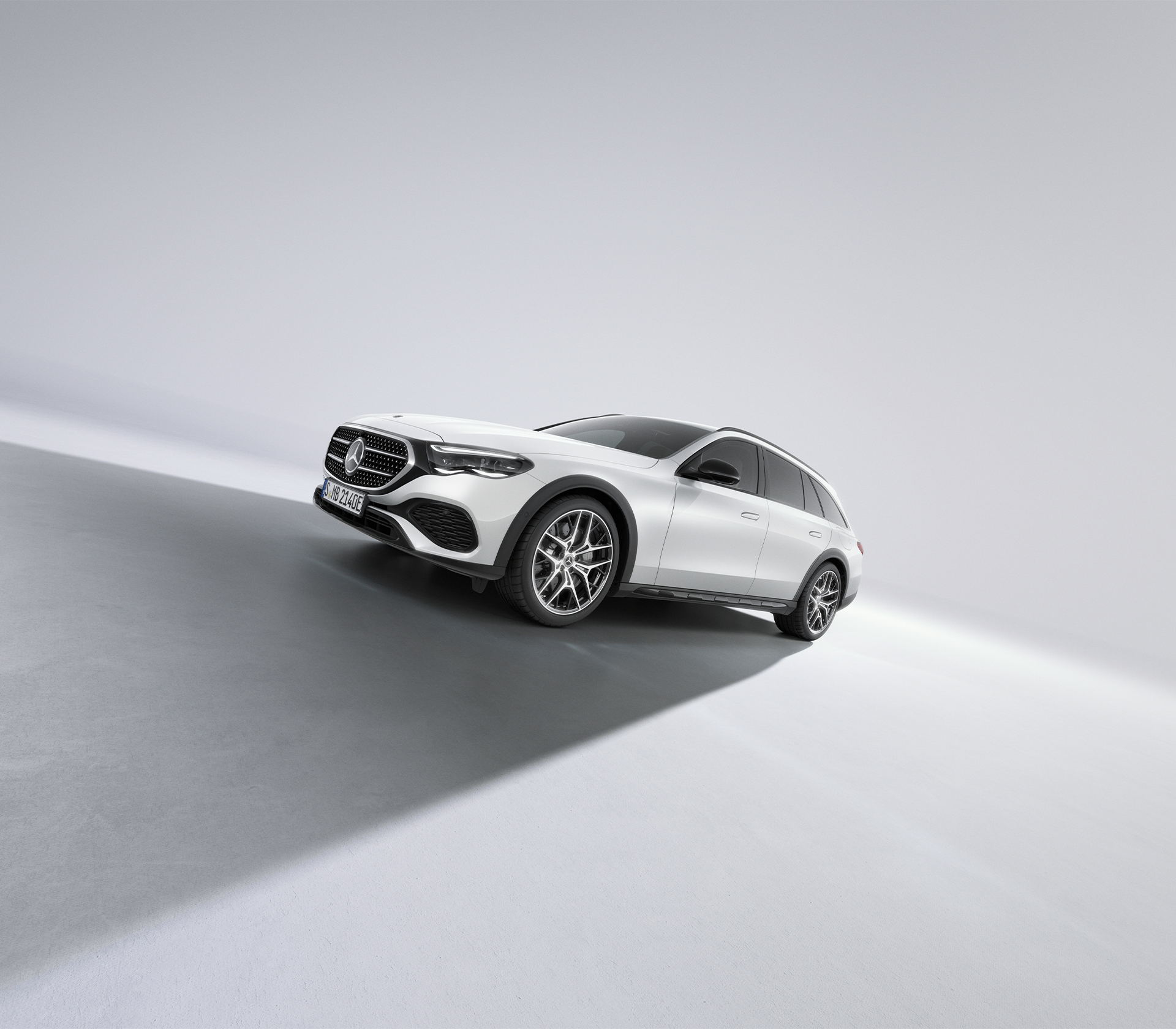 Mercedes-Benz E-Klasse All Terrain in Weiß in Studioumgebung.