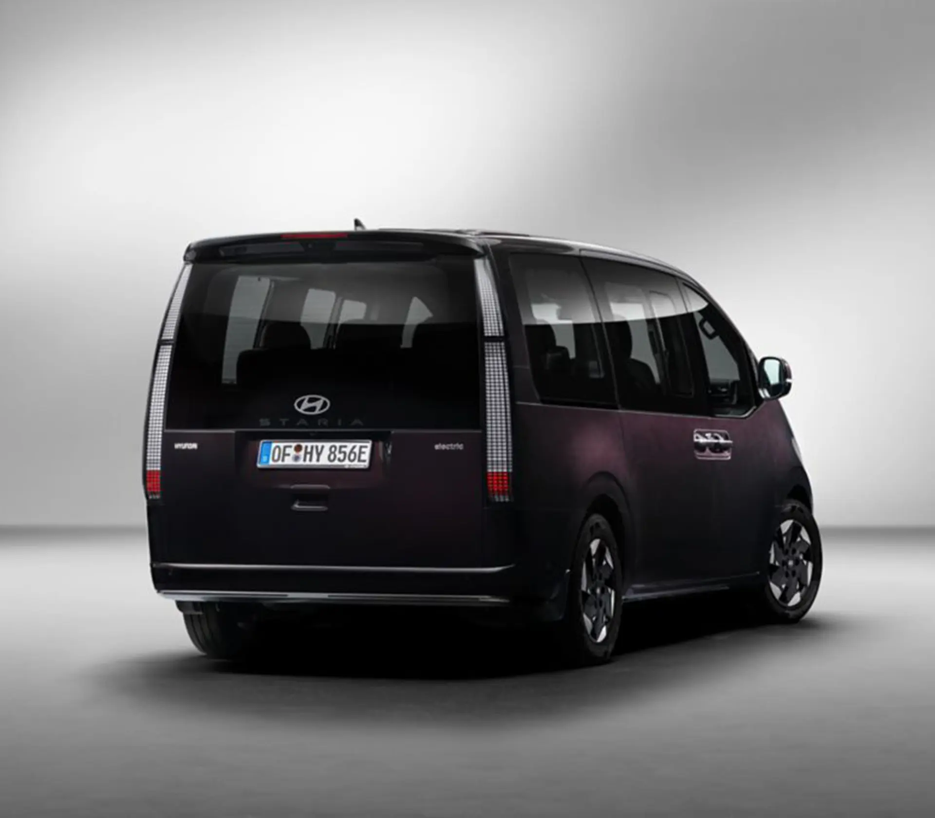 Heckansicht auf den Staria Elektro