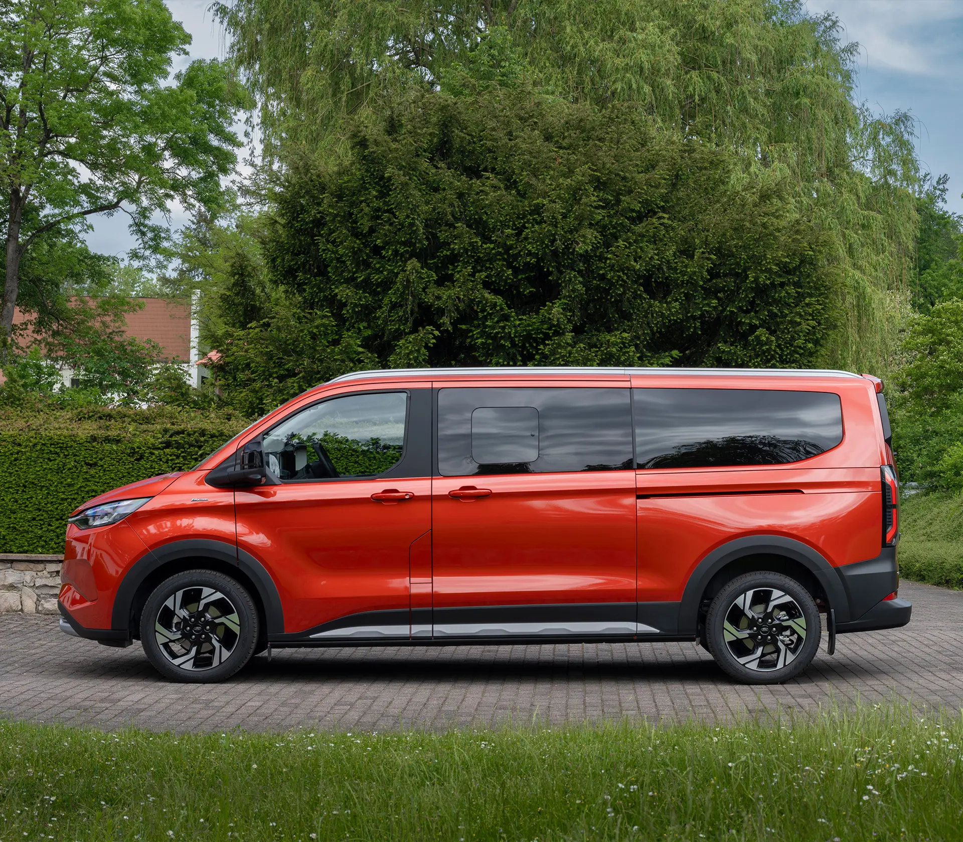 seitliche Ansicht auf roten Ford Tourneo-Custom