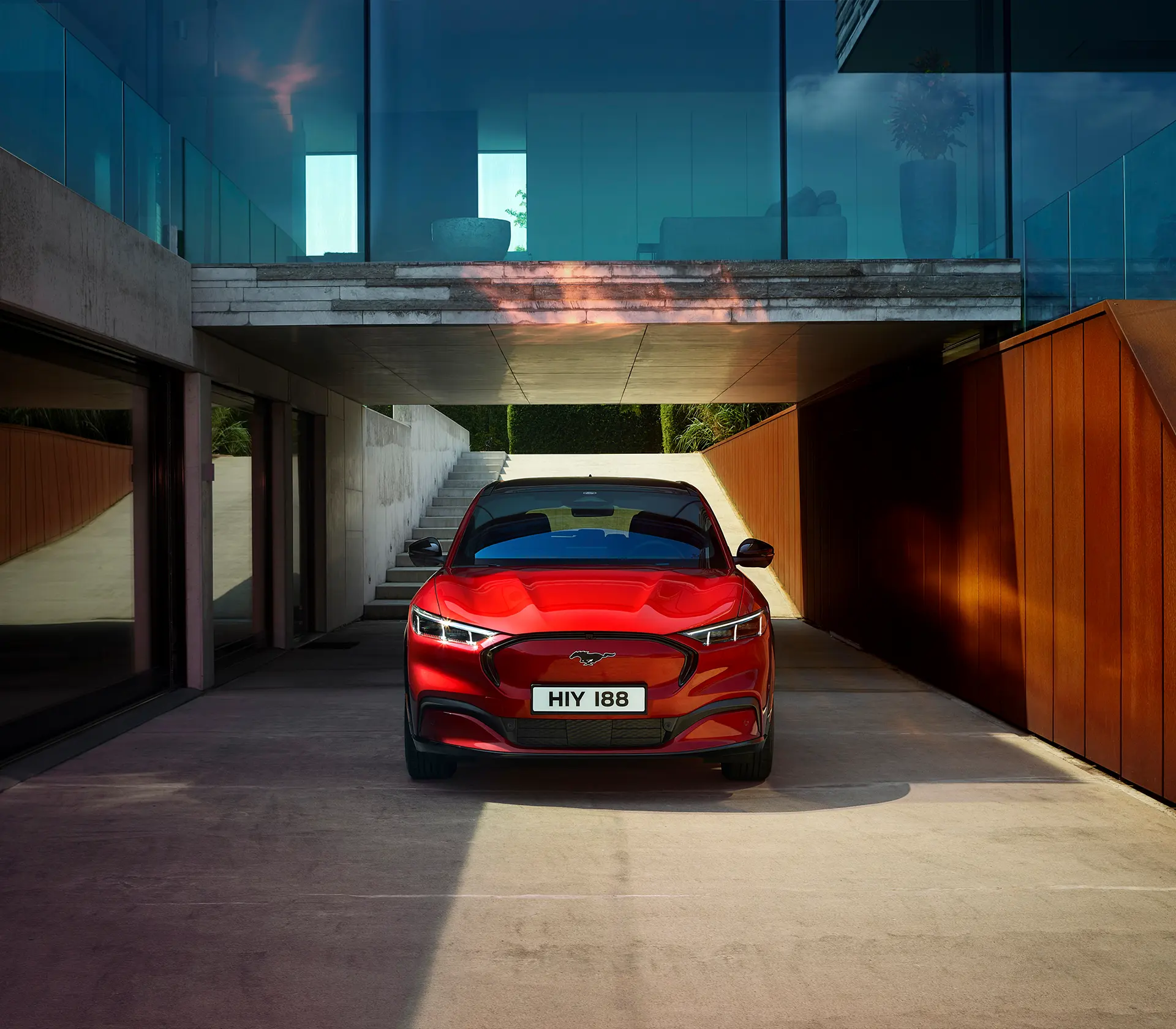 roter Mustang Mach-E vor einer Villa