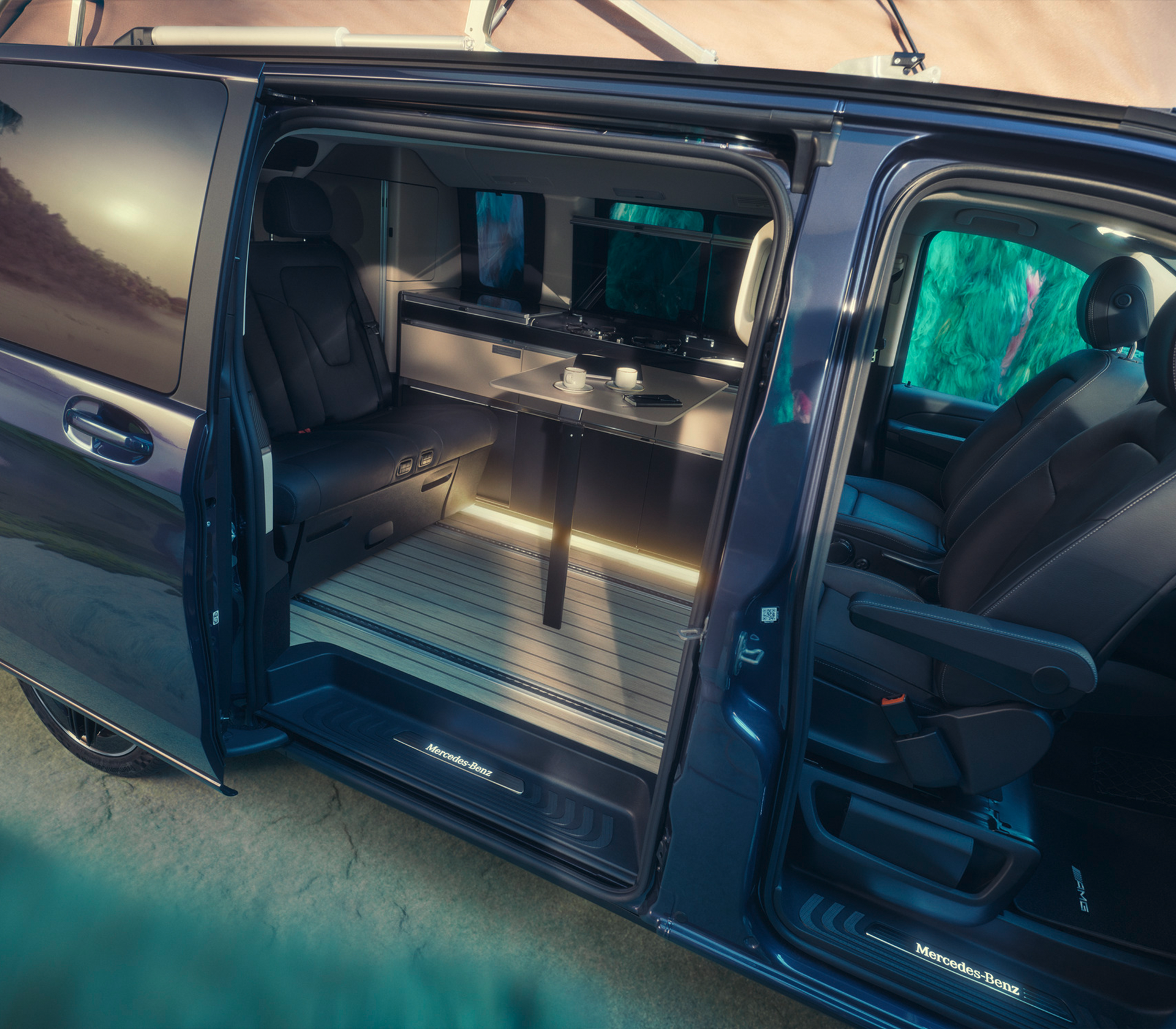 Mercedes-Benz V-Klasse Marco Polo mit offenen Türen mit Blick auf die Küche