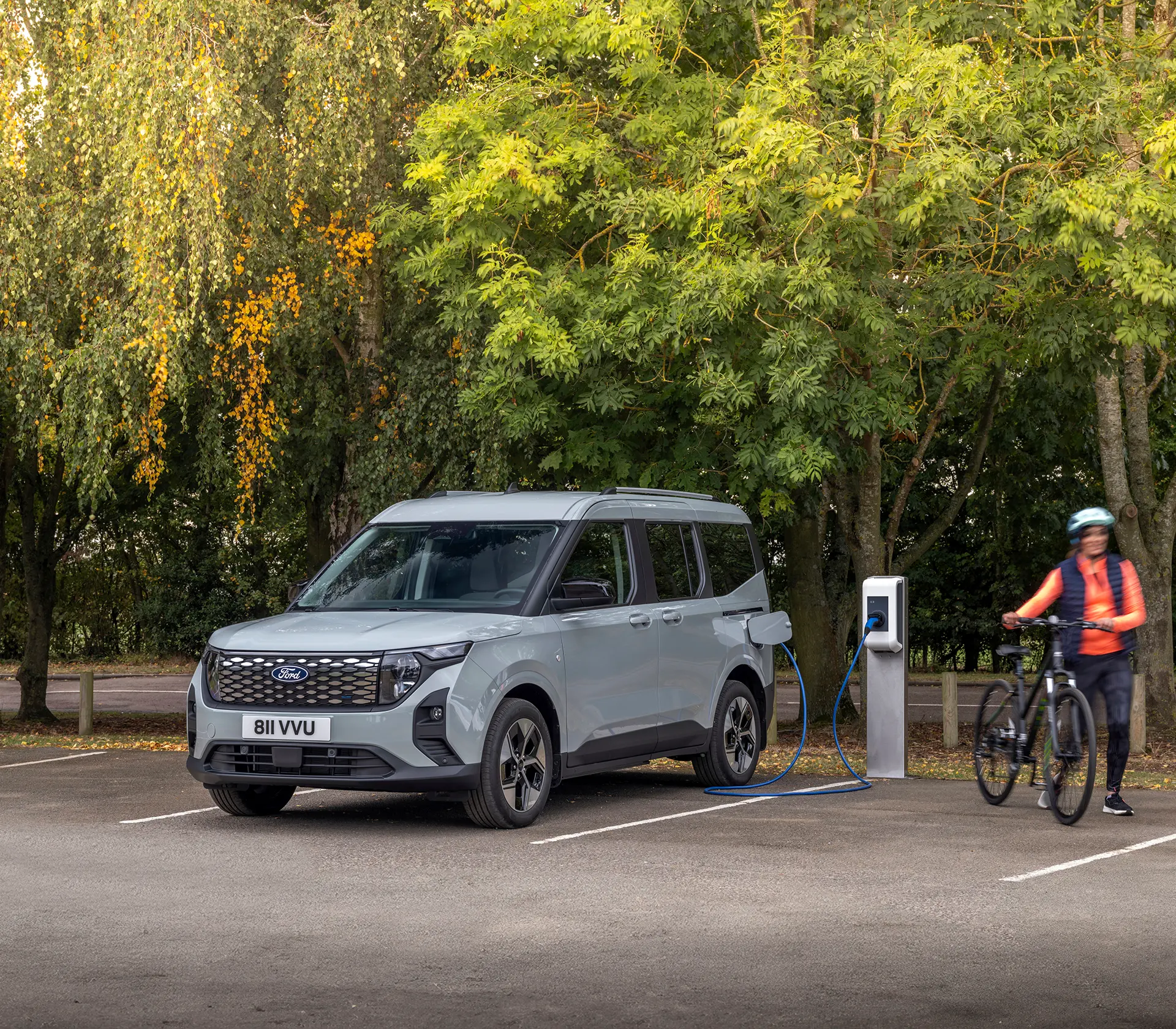 E-Tourneo Courier läd an der Ladesäule mit See im Hintergrund