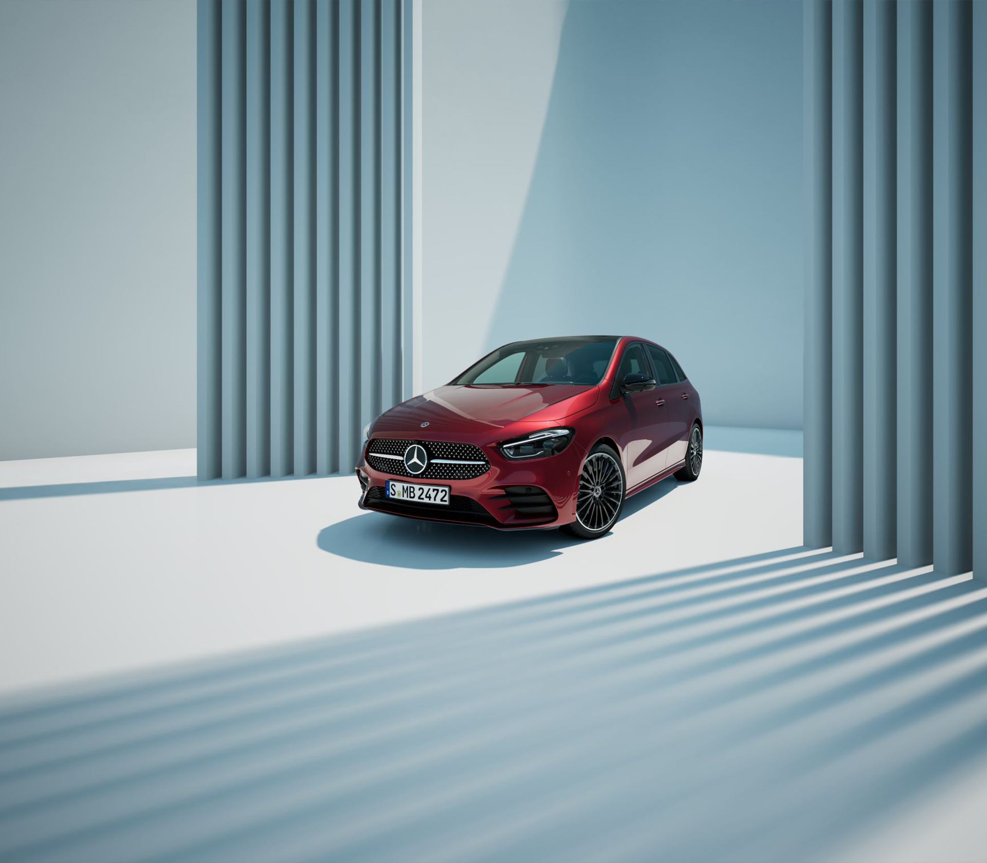 Mercedes-Benz B-Klasse in Rot in Studienumgebung mit Schattenspiel.