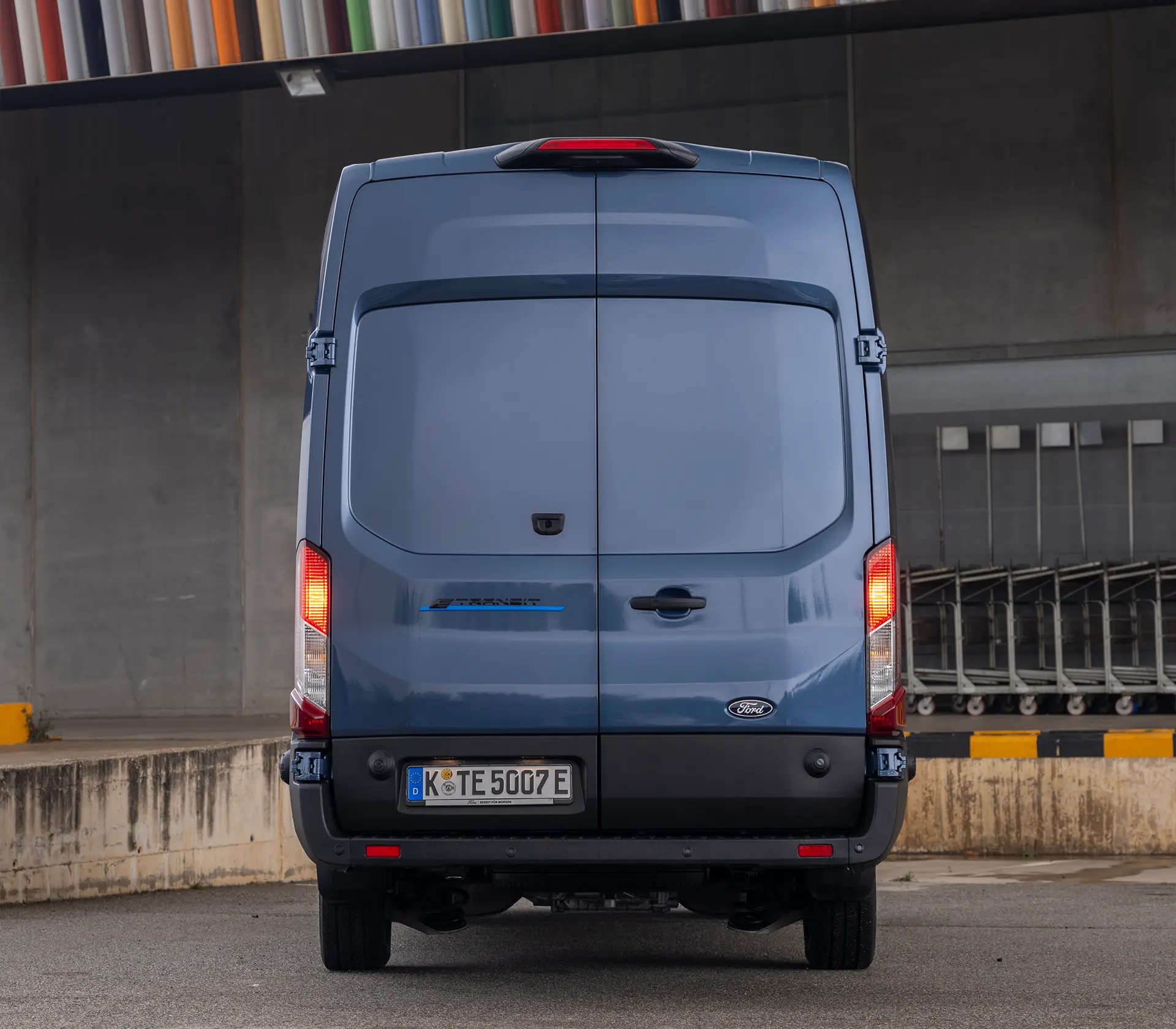die Heckansicht auf einen geparkten blauen E-Transit