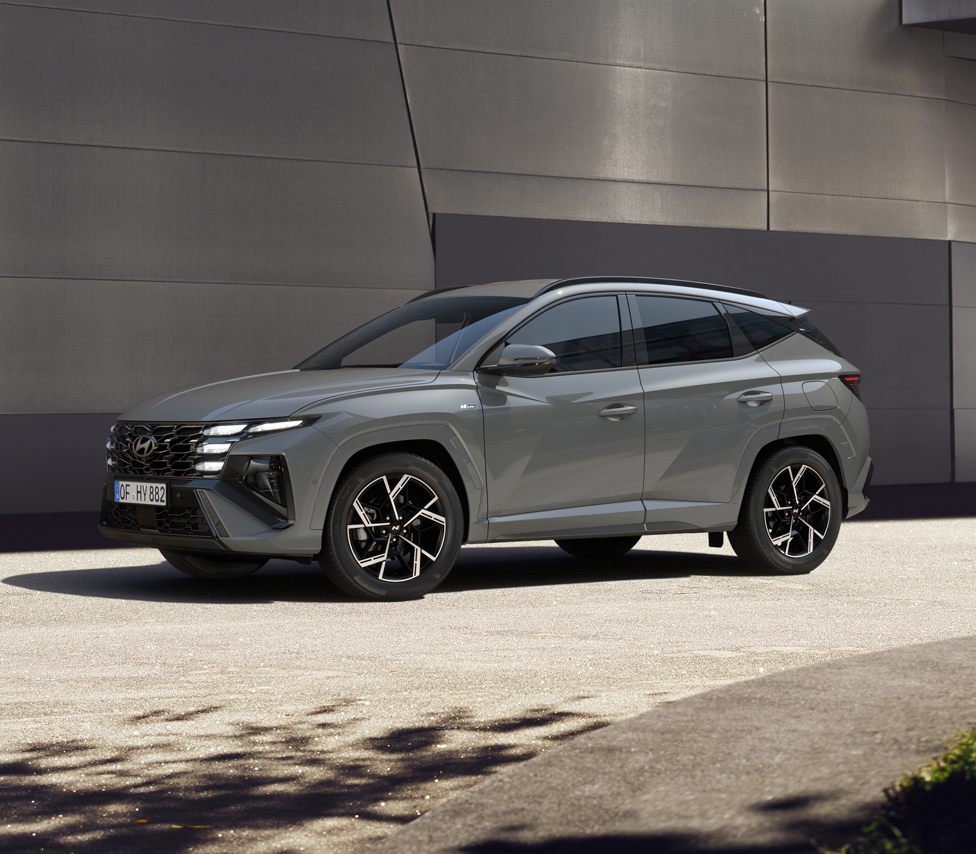 Hyundai TUCSON in grau schräg von vorne in einer schlichten Umgebung