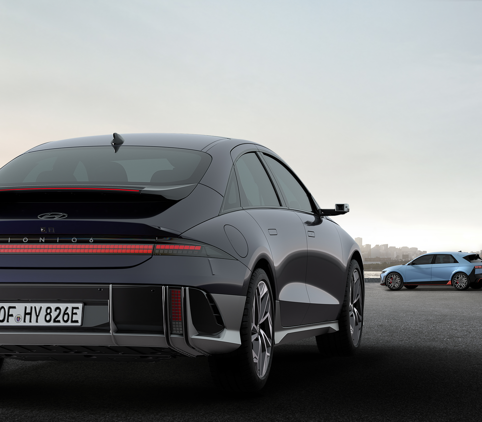 Hyundai IONIC 6 in schwarn, man sieht die Hälfte des Hecks in Nahaufnahme und im Hintergrungd noxch einen Hyundai in blau