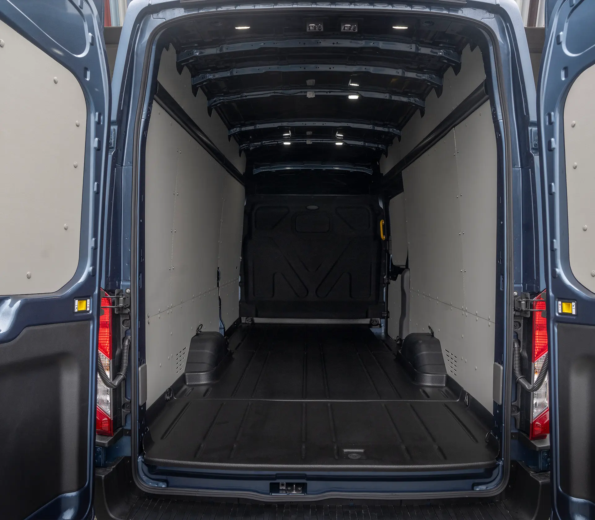 ein leerer Innenraum des E-Transit