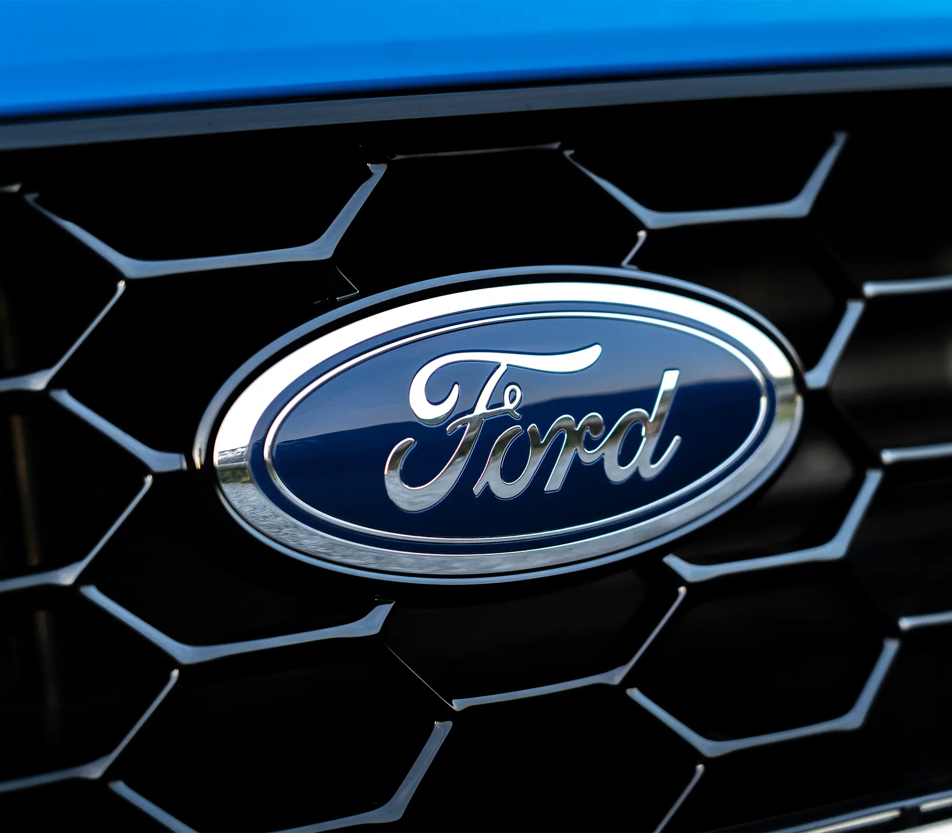 Der Kühlergrill des Focus ST mit Fokus auf das Ford Logo