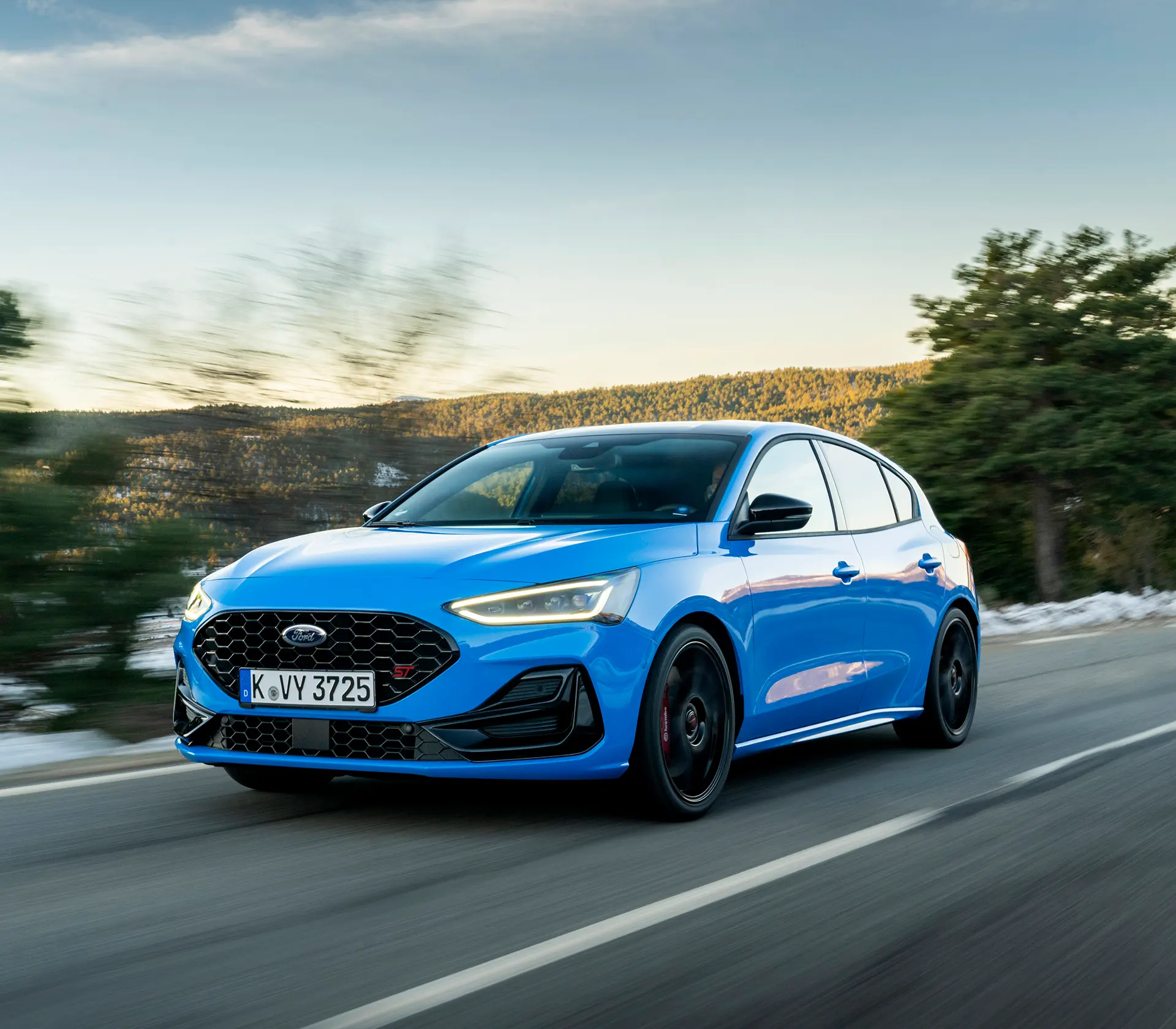 der blaue Ford Focus ST fährt auf der Straße
