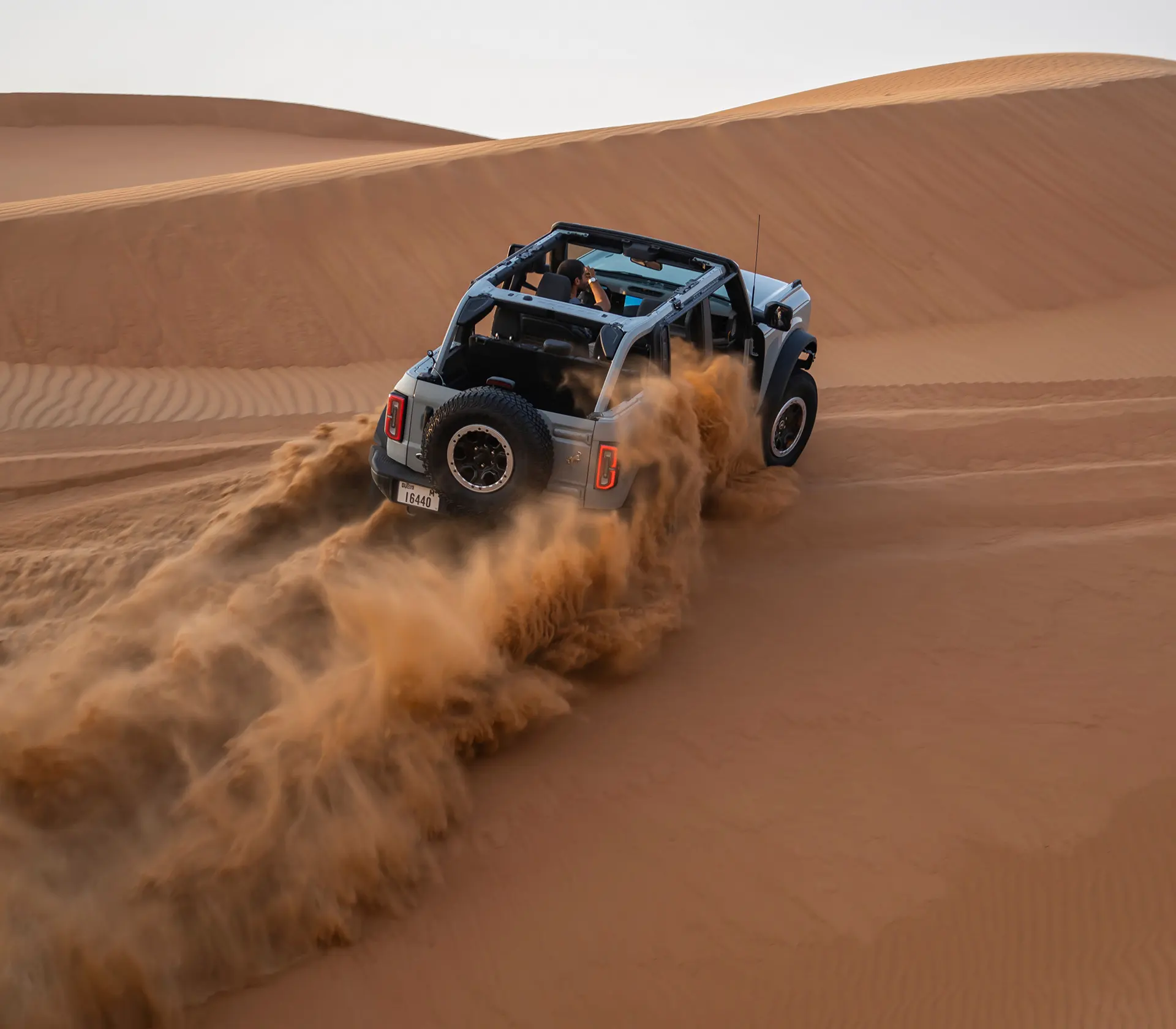 Die Heckansicht vom Bronco welcher in der Wüste fährt