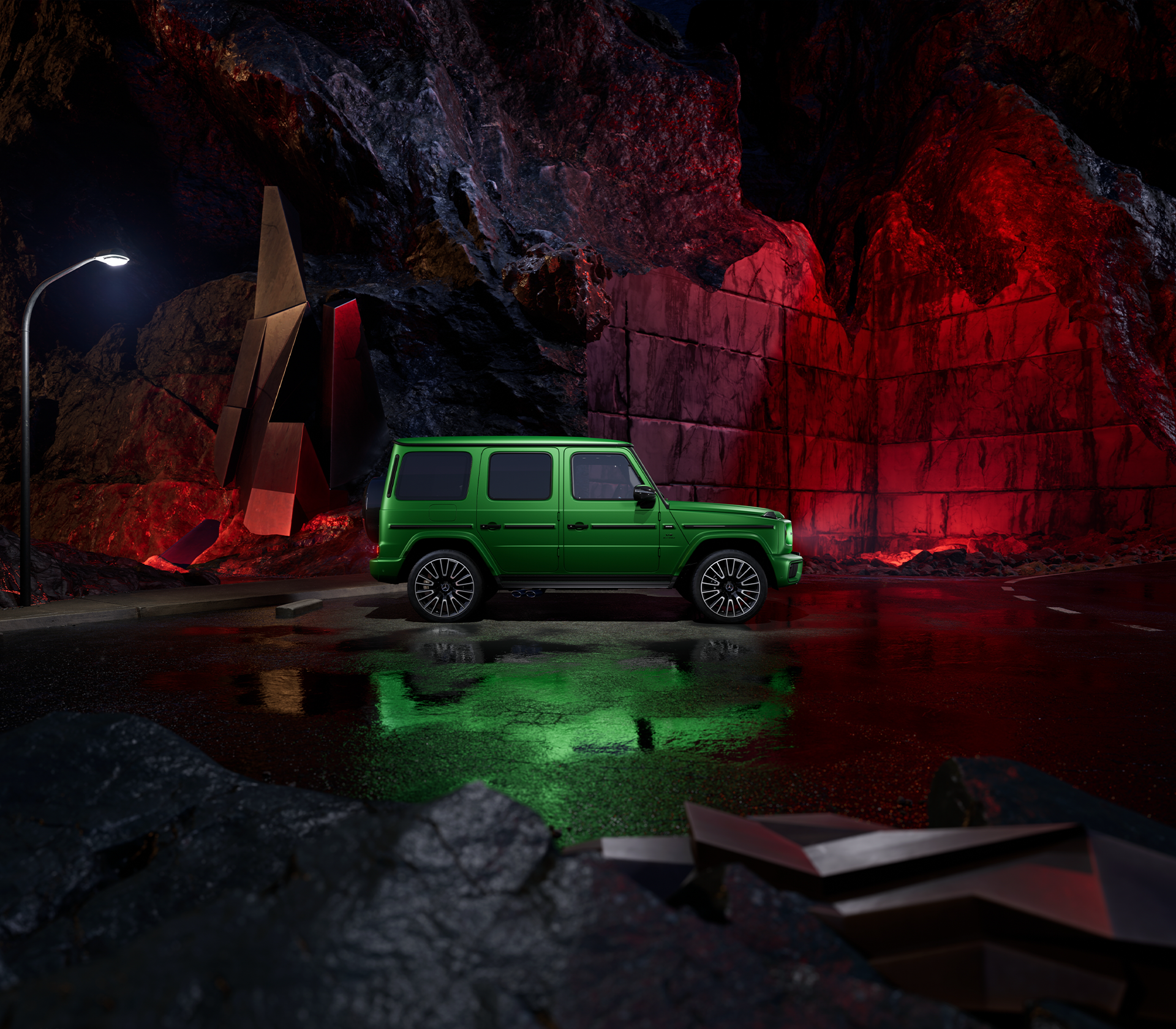 Seitliche Ansicht einer Mercedes-Benz G-Klasse in auffälligem Grün, inszeniert vor dramatischer Felskulisse mit roter Beleuchtung und nasser Fahrbahn.