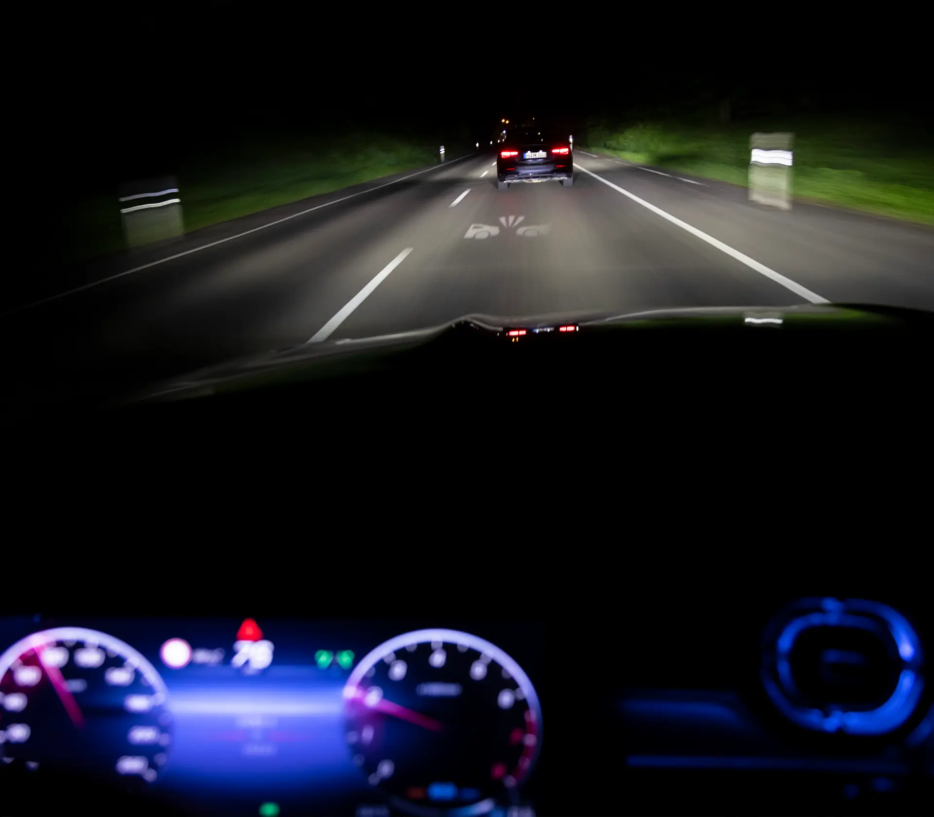 DIGITAL LIGHT von Mercedes-Benz Scheinwerfer Projektion auf die Straße, Warnhinweis: eine Person befindet sich auf der Fahrbahn