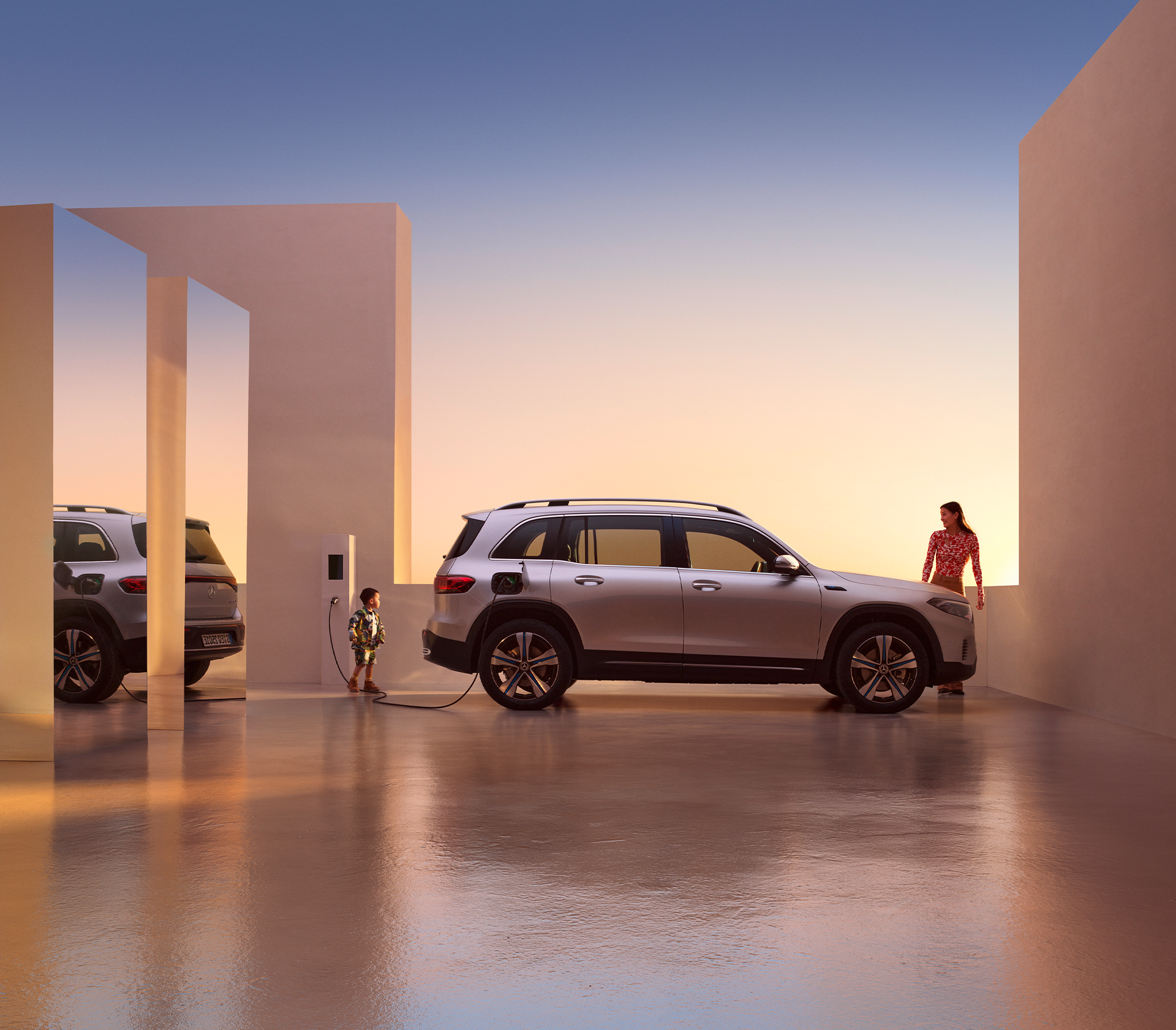 Mercedes-Benz EQB Seitenansicht beim Ladevorgang