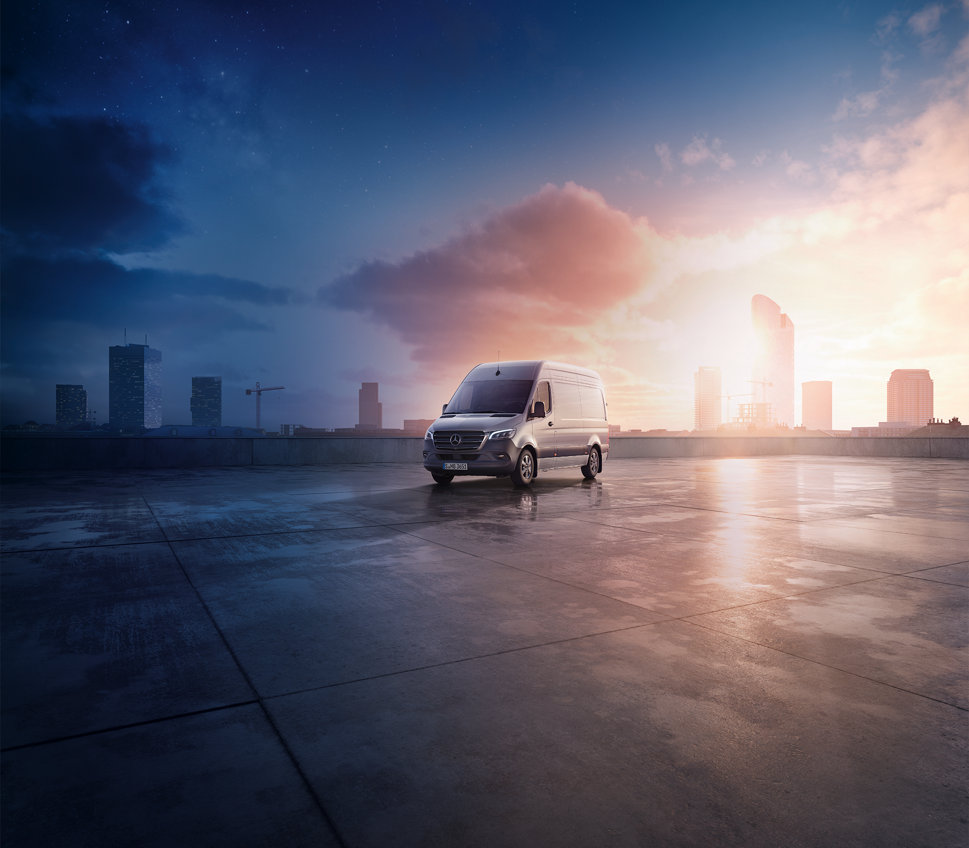 Mercedes-Benz Sprinter  in weiß mit einer Stadt im Hintergrund und dem Sonnenuntergang