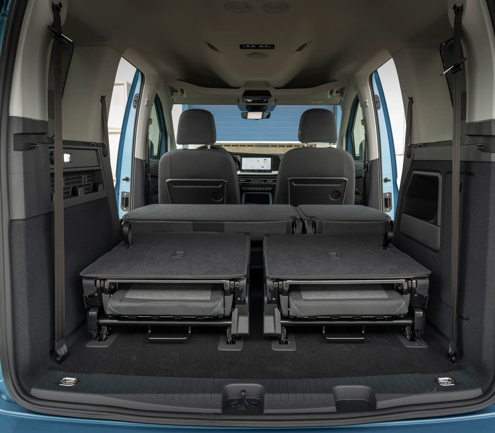 der Innenraum des Ford Tourneo-Connect mit umgeklappten Sitzen