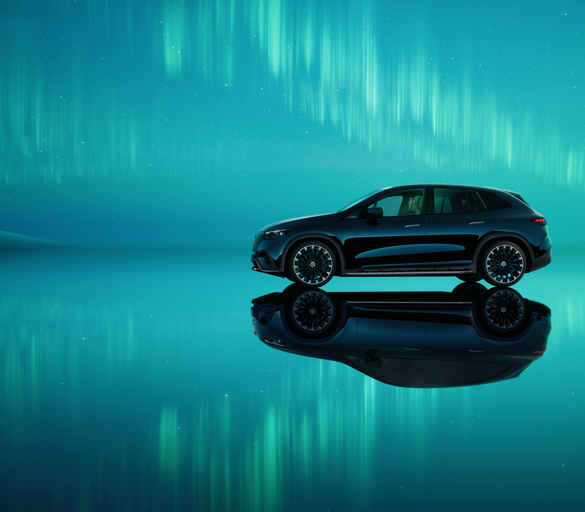 Mercedes-Benz EQE SUV in einer Umgebung mit Polarlichtern Seitenansicht