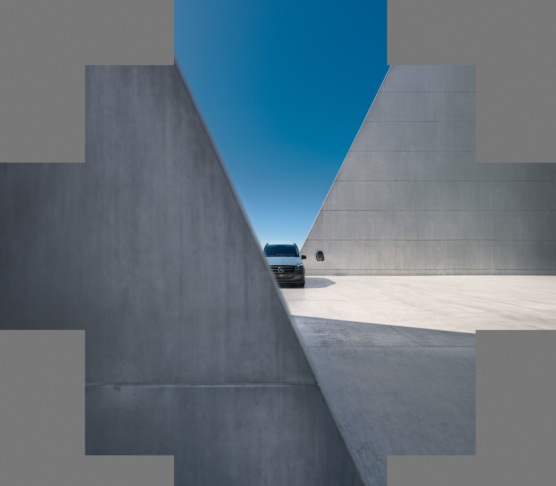 Mercedes-Benz eVito in minimalistisch-architektonischer Umgebung, stilvoll eingerahmt von modernen Betonwänden.
