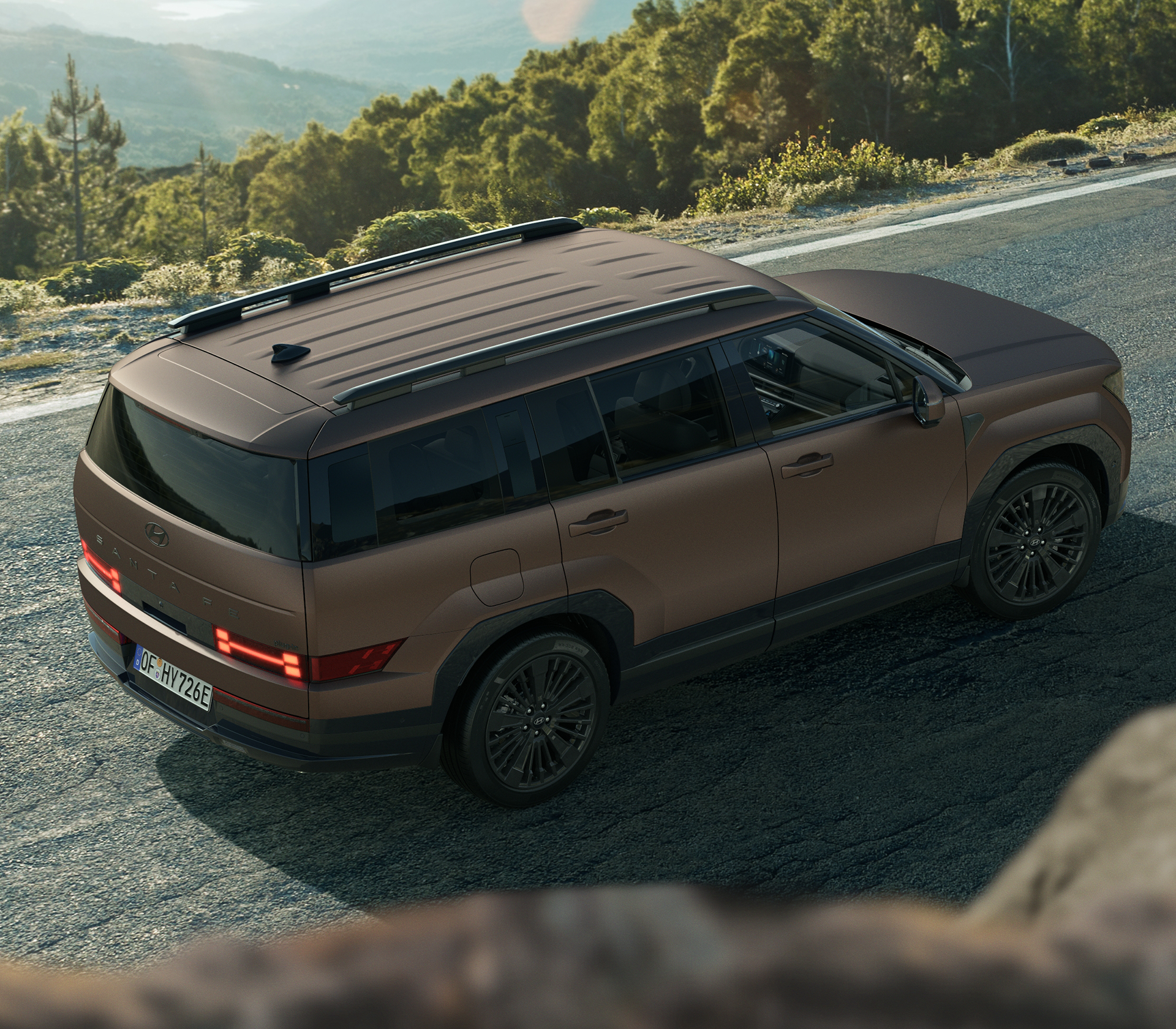 Hyundai SANTA FE nah von der Seite fährt auf einer Straße