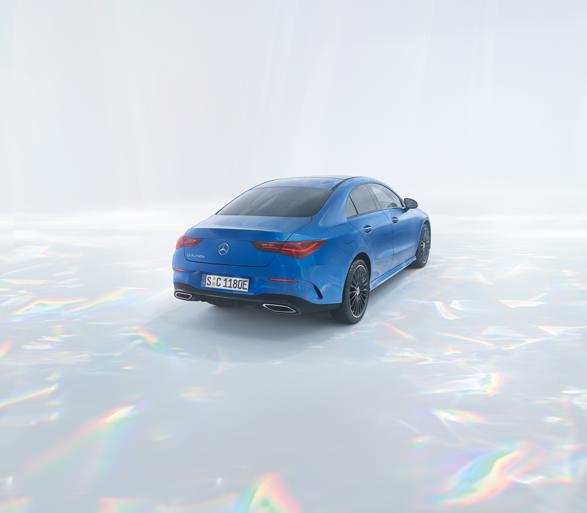 Mercedes-Benz CLA in blau in Studioumgebung