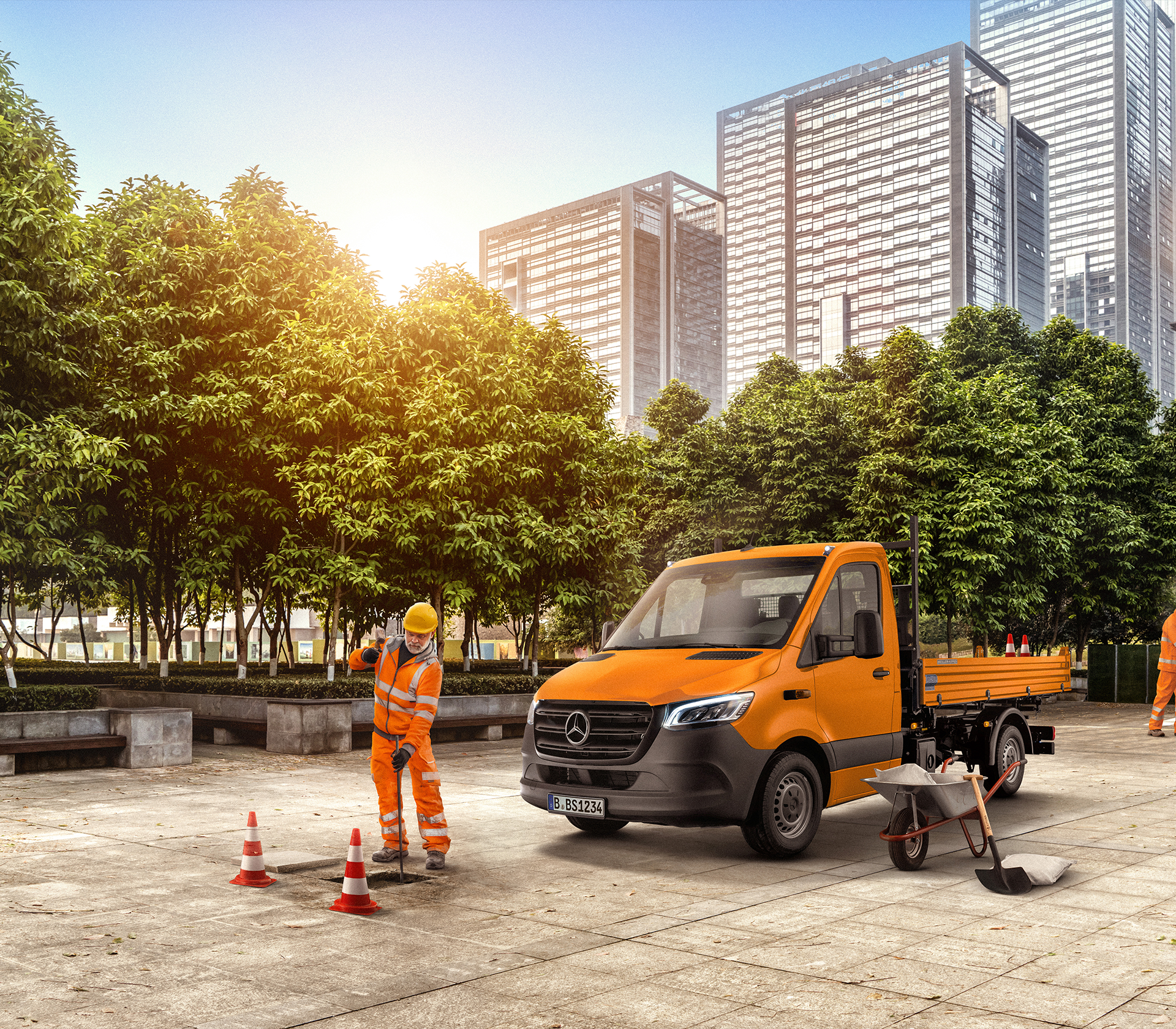 Mercedes-Benz Sprinter in orange mit einem Straßenarbeiter, der am schaufeln ist
