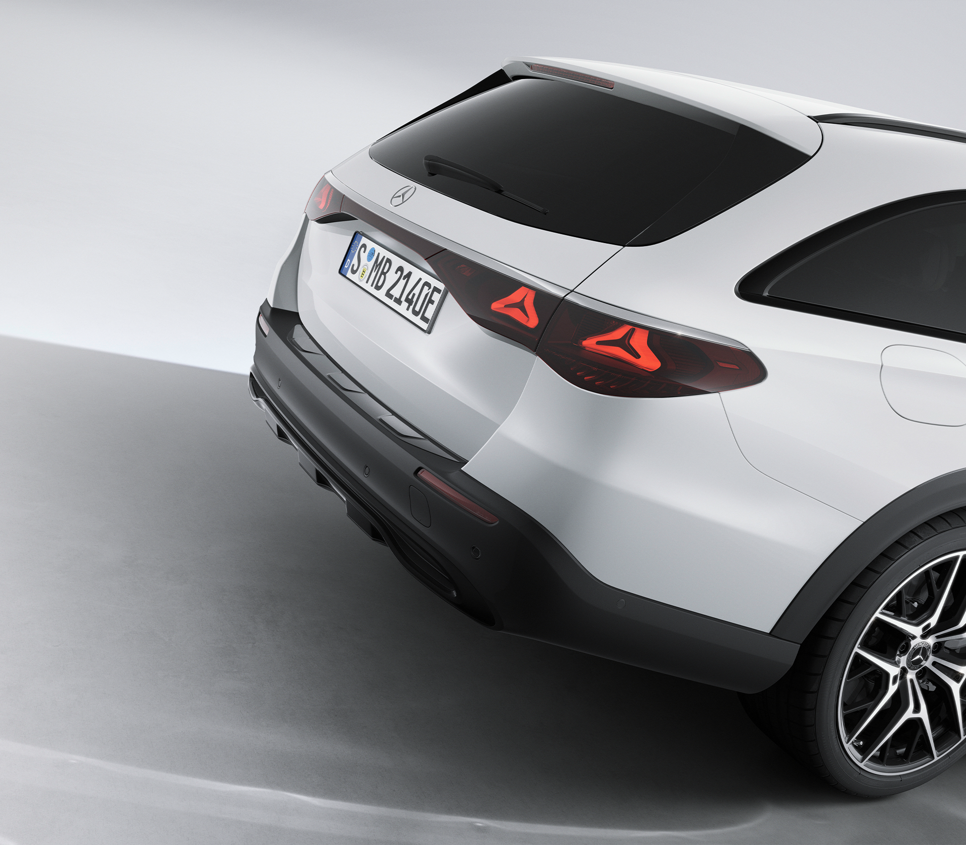 Mercedes-Benz E-Klasse All Terrain in Weiß in Studioumgebung.