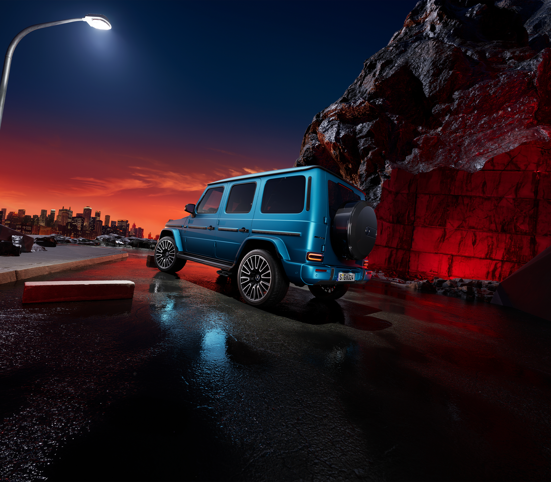 Heckansicht einer blauen Mercedes-Benz G-Klasse bei Nacht, parkt vor felsiger Kulisse mit dramatischer Beleuchtung und Blick auf eine ferne Skyline im Sonnenuntergang.