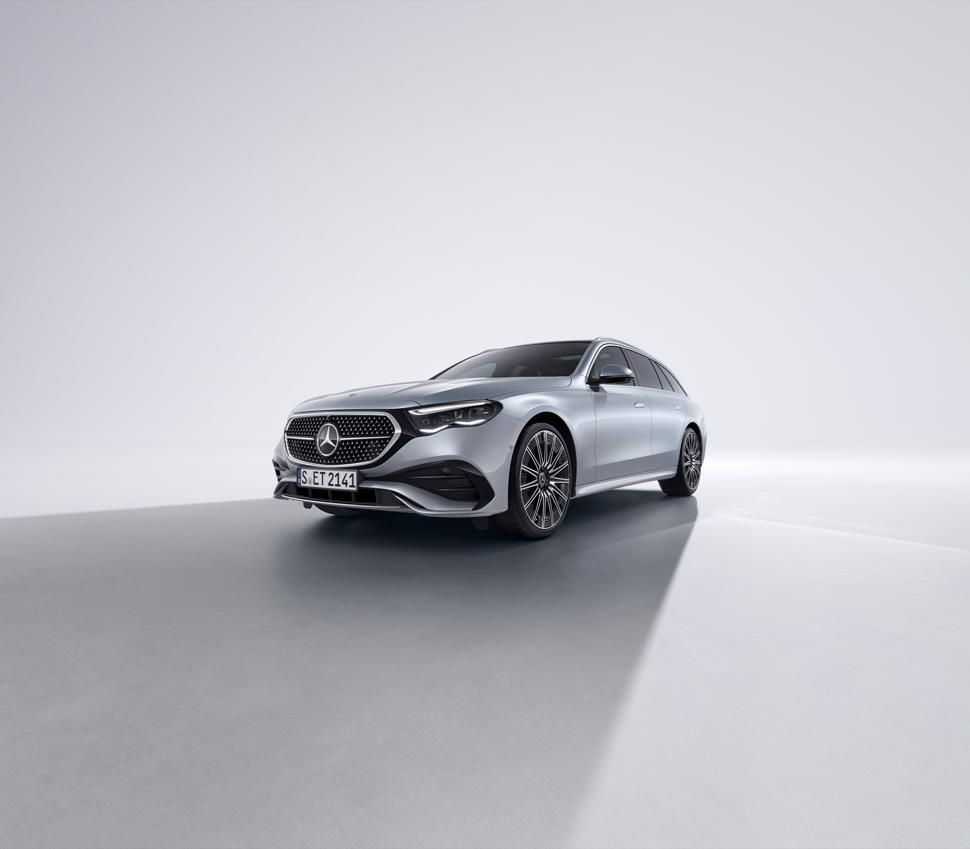 Mercedes-Benz E-Klasse T-Modell in Studioumgebung in grau von vorne