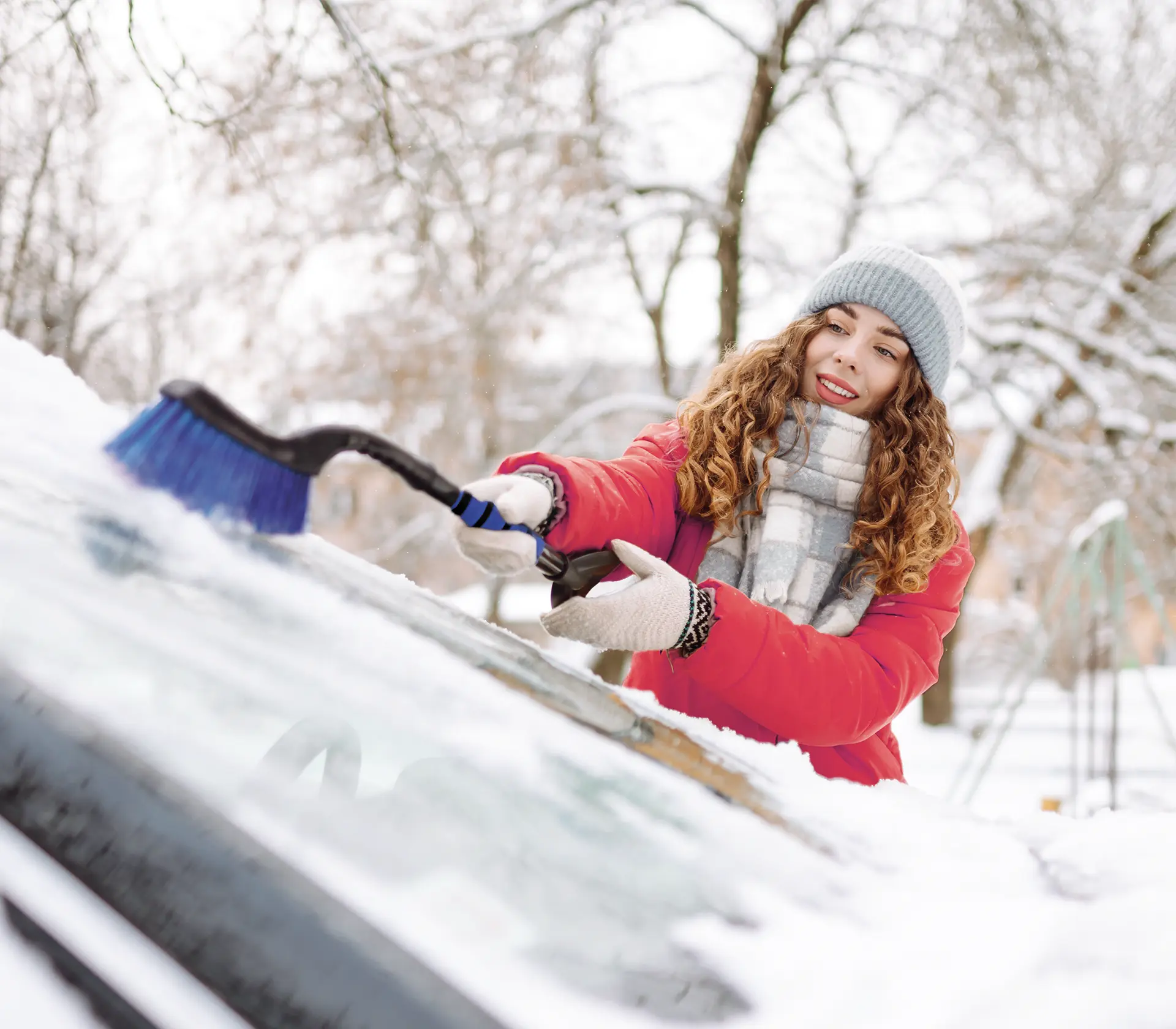 Frau kratzt scheibe vom Fahrzeug