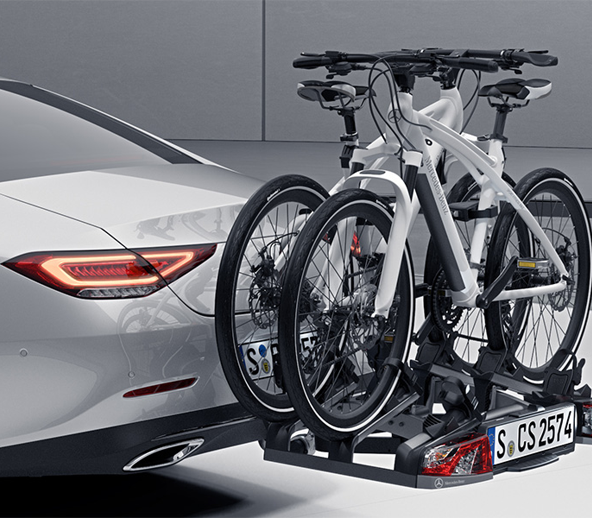 Mercedes-Benz Fahzeug mit einem Fahhradträger hinten drauf und zwei Fahrrädern drauf