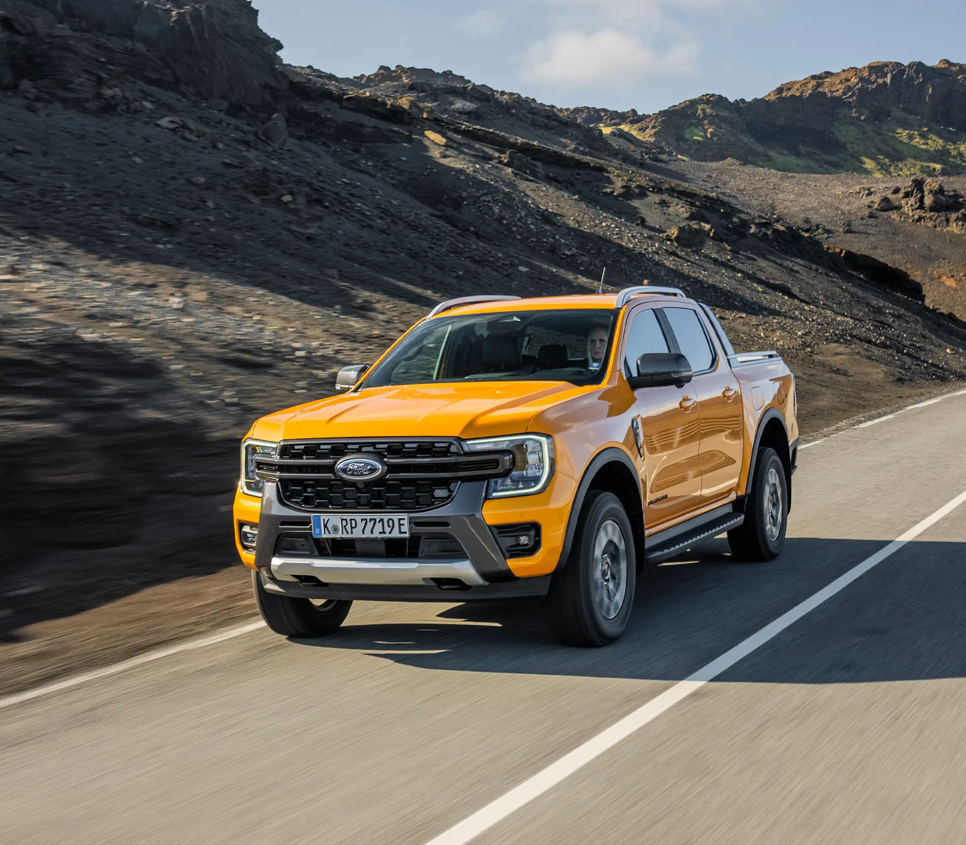 Ranger Wildtrak PHEV Frontansicht bei der Fahrt