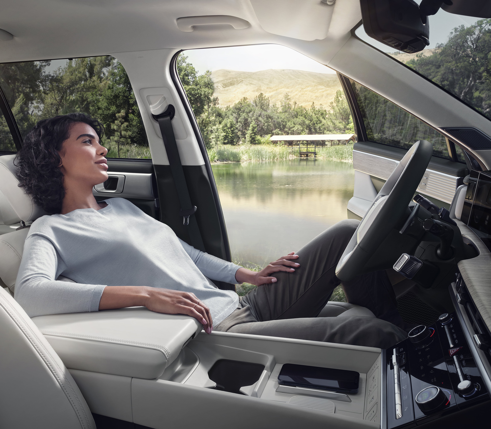 Hyundai SANTA FE Innenraum vorne in weiß, eine Frau sitzt zurückgelehnt auf dem Fahrersitz